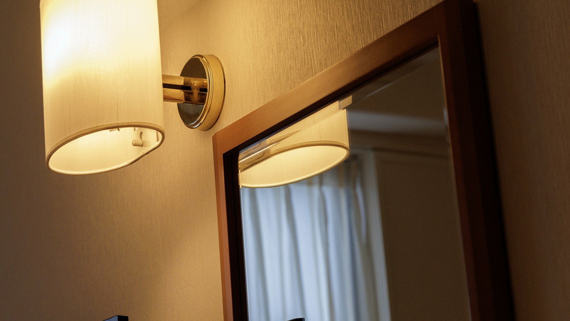 【禁煙】ツインルームA　デスク側にも照明がございます。