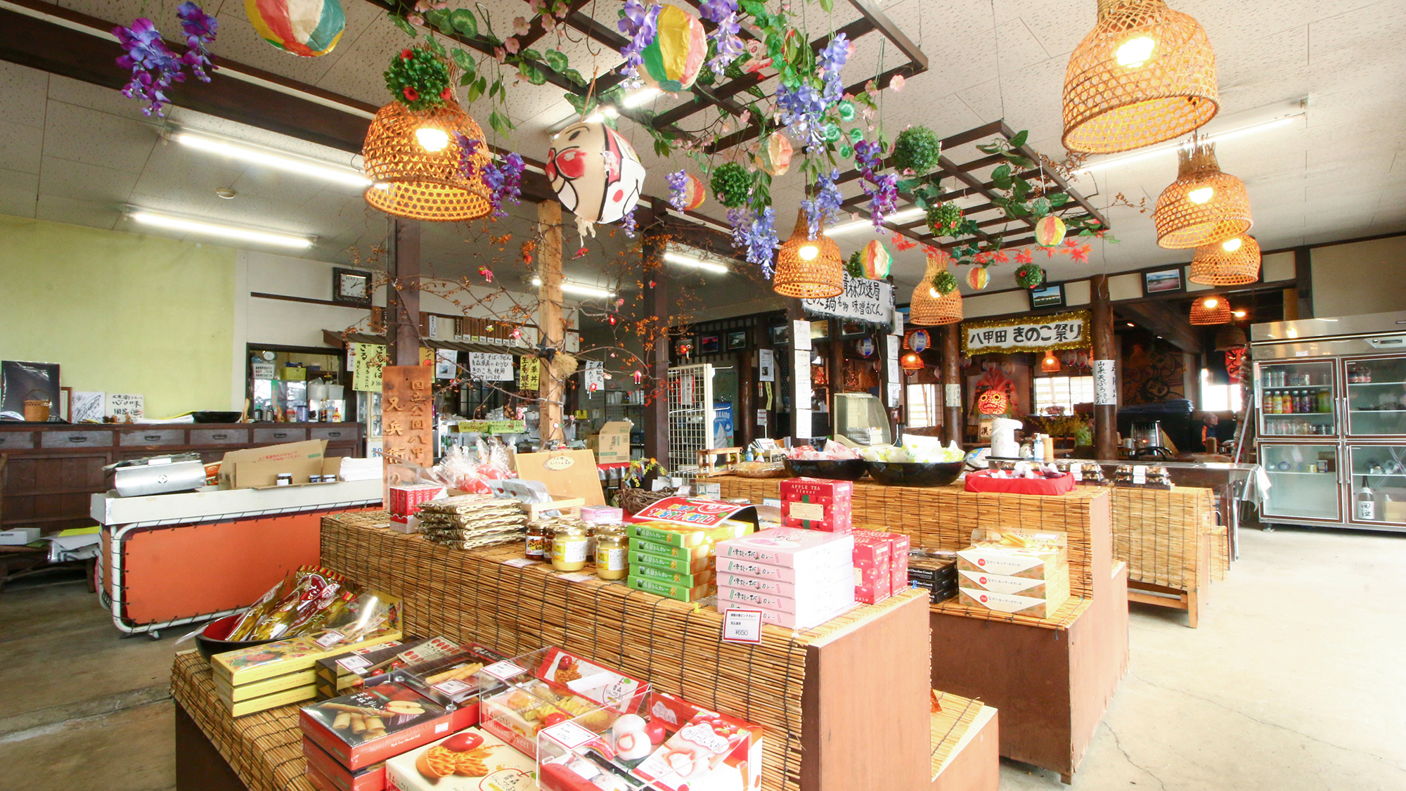 #売店　青森県のお土産を豊富に揃えております (2)