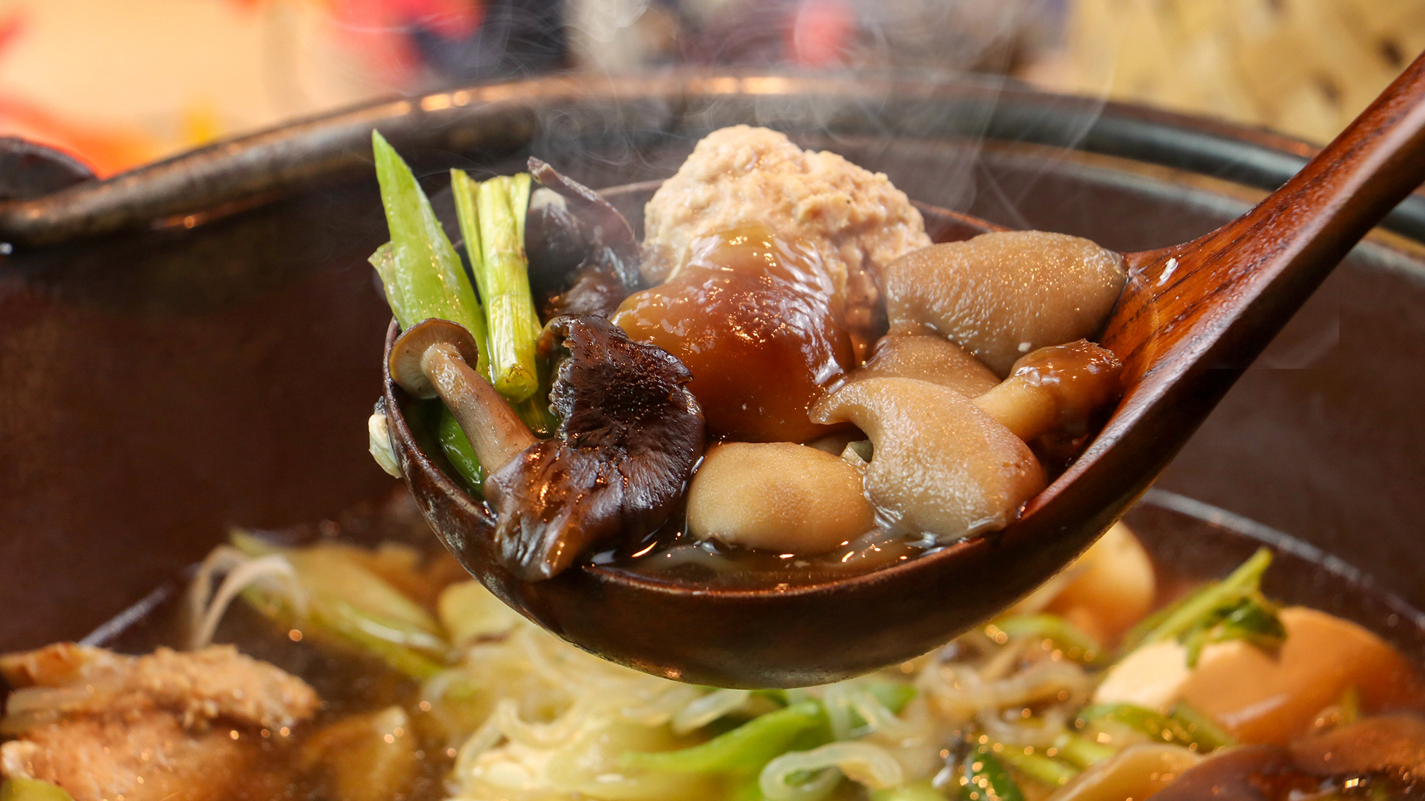 #きのこ鍋　八甲田山麓で採れた多種多様なきのこがぎっしり♪