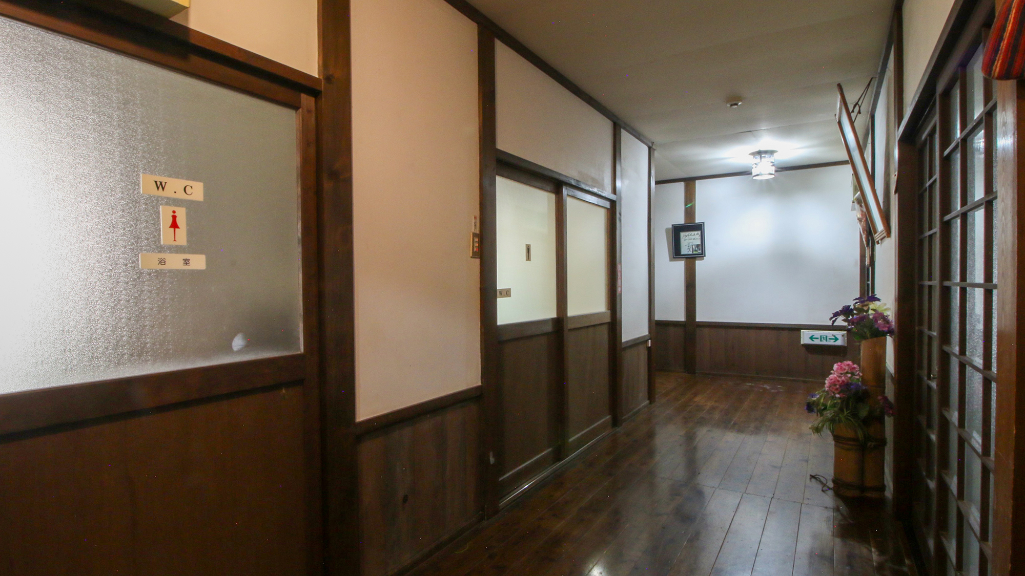 ＃館内　木のぬくもりを感じる落ち着いた廊下