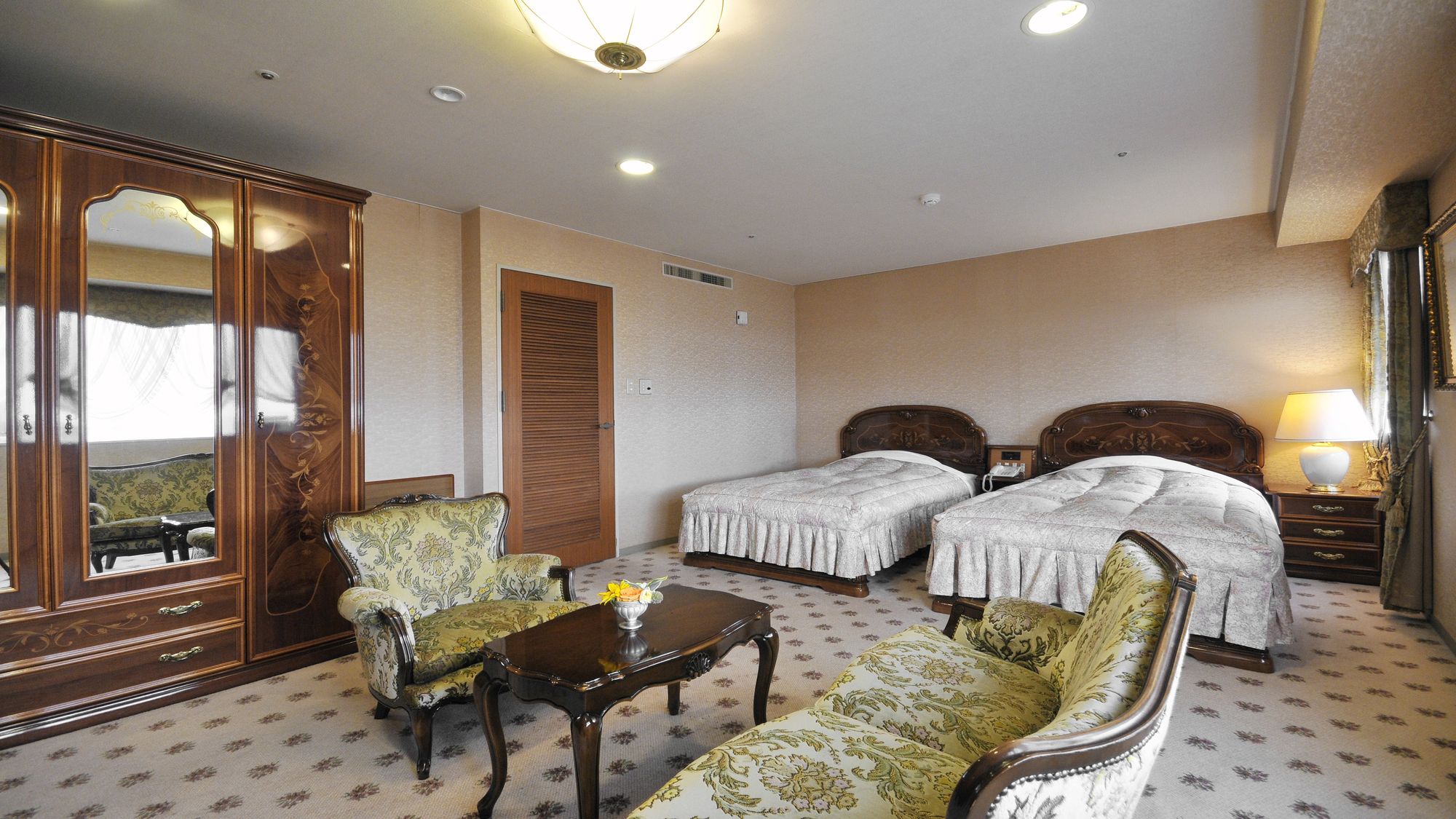 客室最上階に位置し、広々とした贅沢な空間。 非日常を演出するクラシックな調度品で、大切な方との語らいにご活用いただけます。 リビングは応接室としても利用可能。