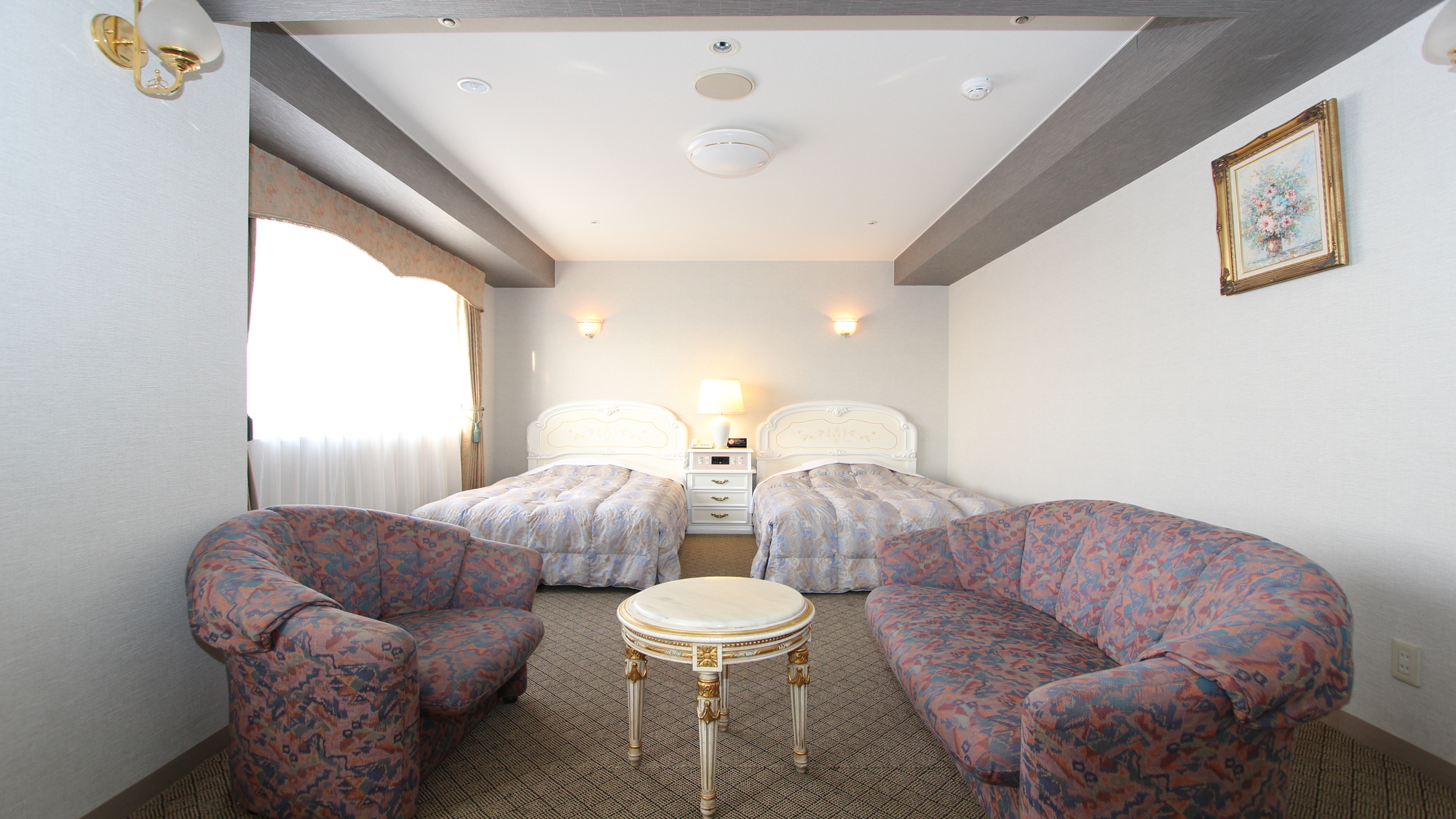 アンティーク調の家具が彩る空間。 クラシカルな趣に包まれる上質なひとときを。 客室最上階に位置し、広々とした洗面台と独立浴室で、快適にお過ごしいただけます。