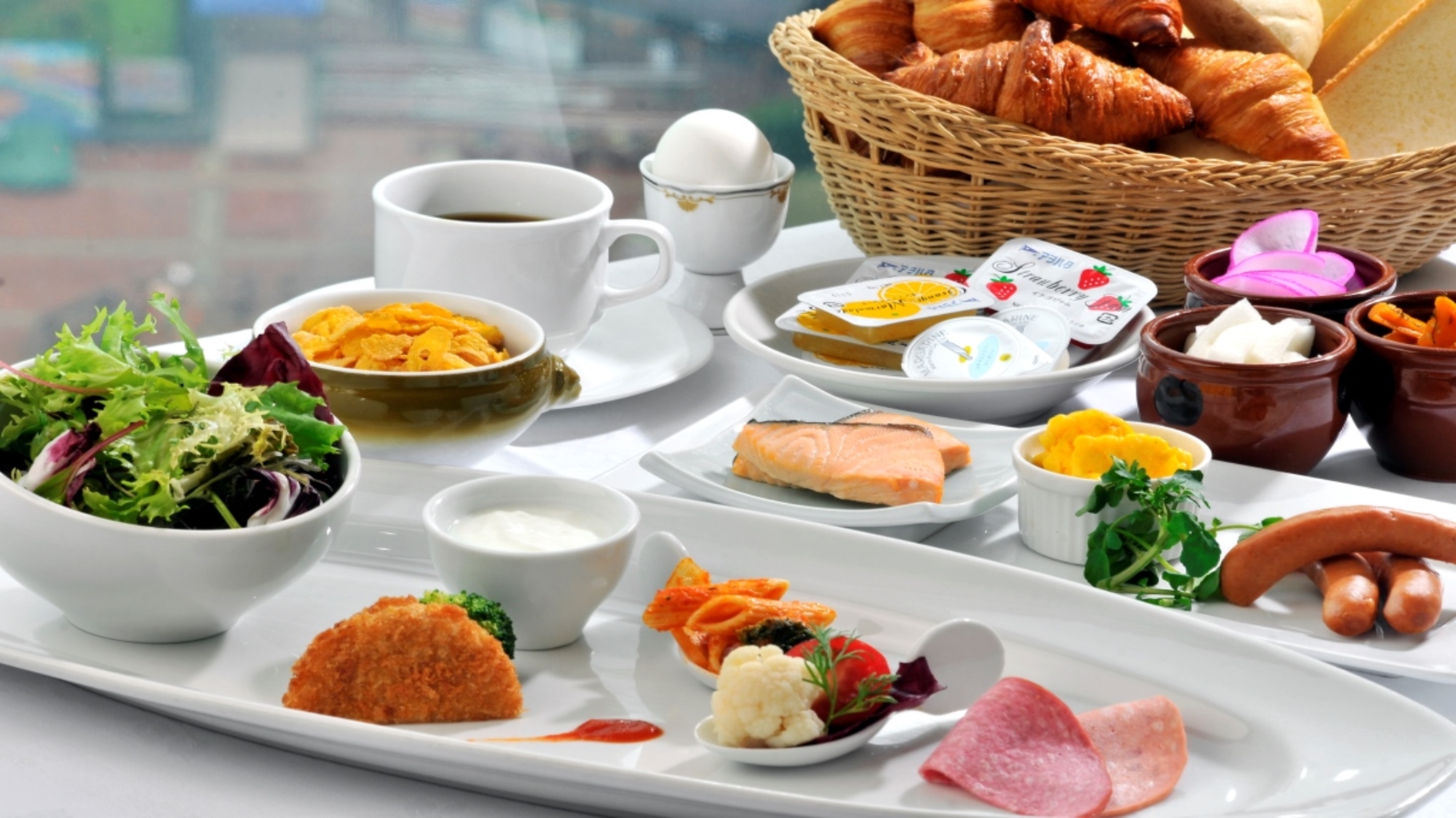 ご朝食の提供形式は、日によって異なります。 【バイキング】または【和洋定食】のいずれかとなります。 