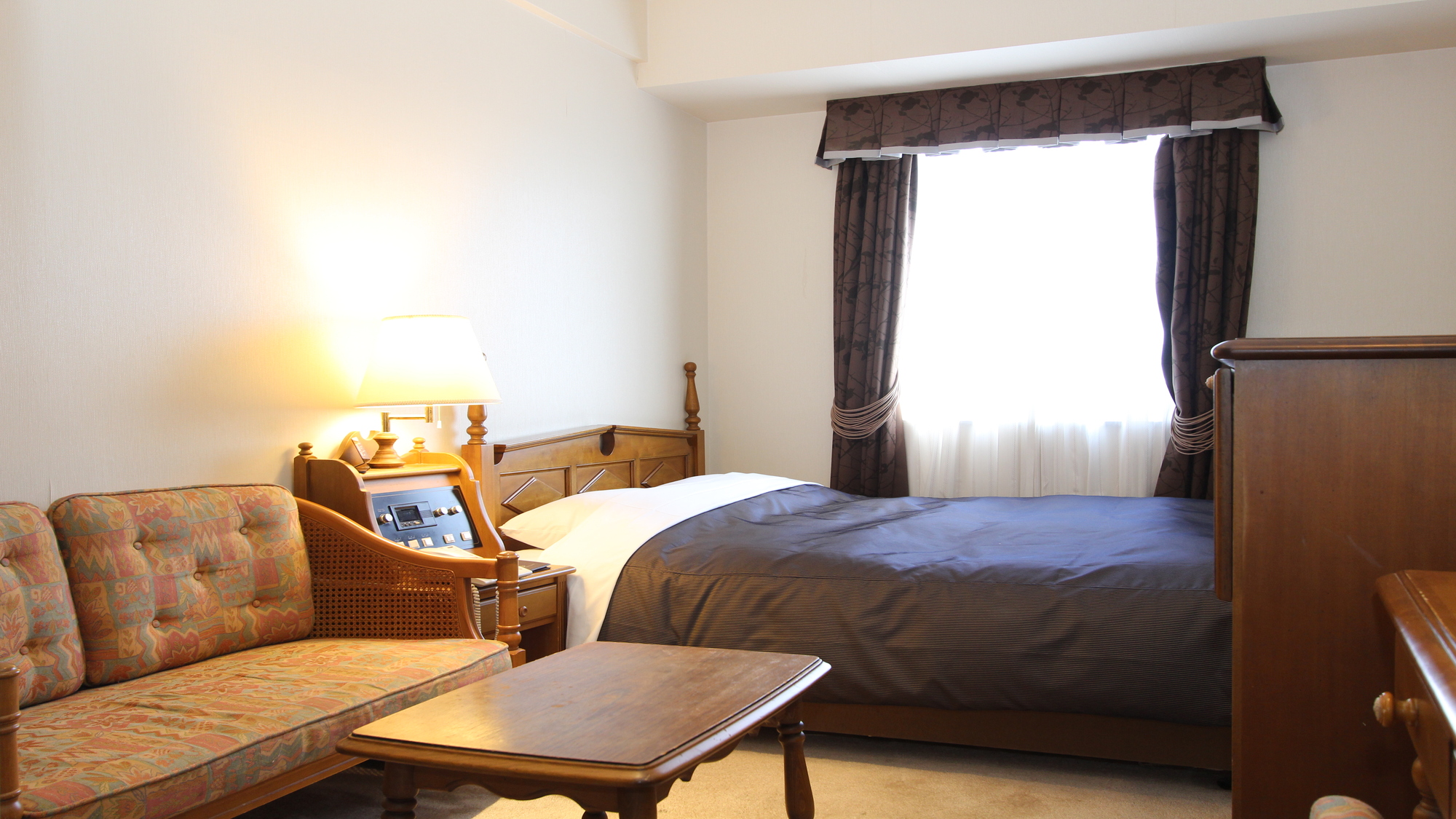 ブラウンを基調としたシックで落ち着いた印象のダブルルーム。 木目調の独立したクローゼットや2人掛けのソファーなど1名様で上質な滞在をしていただくことも可能です。