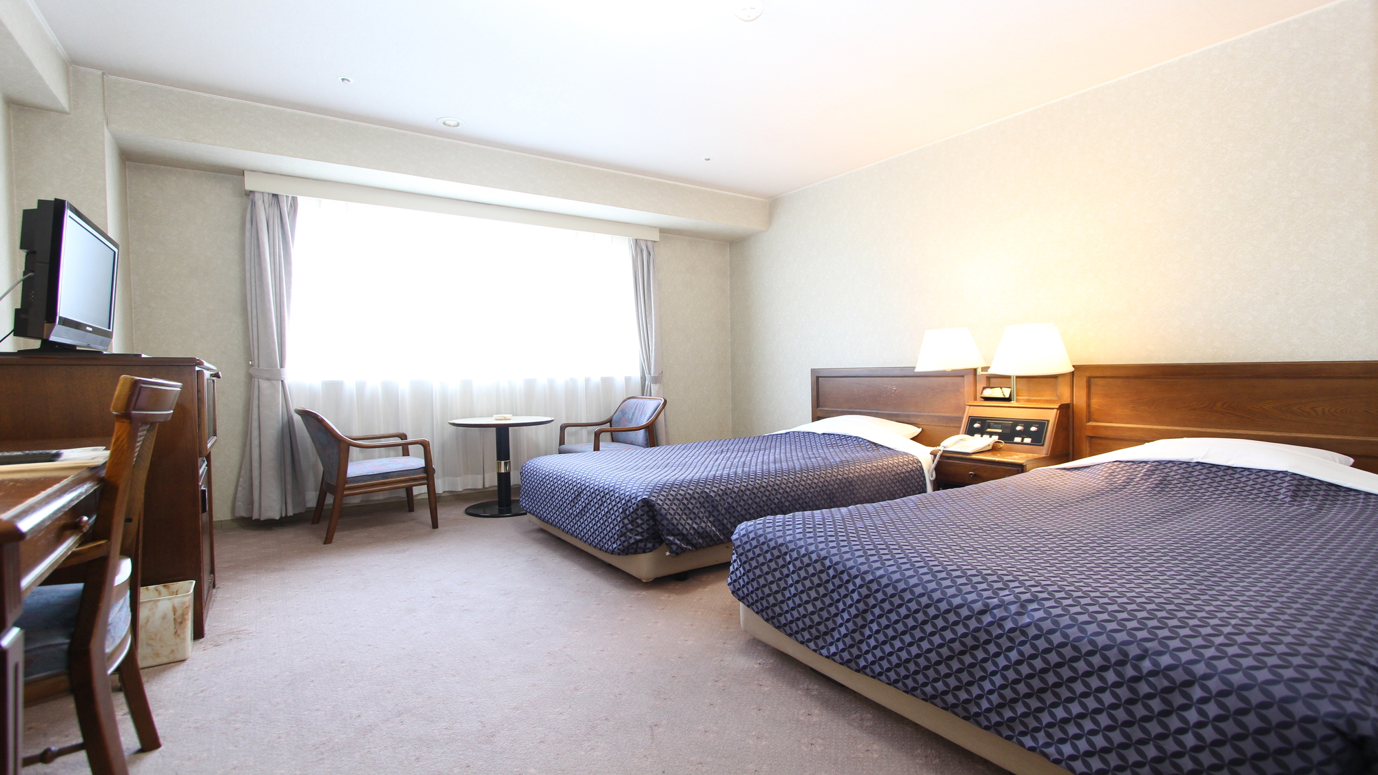 客室最上階、広めのツインルーム。 広々としたバスタブと洗い場付きの浴室は、ご家族やご友人とのご利用に最適。 大きめのクローゼット備え、長期滞在でも快適。