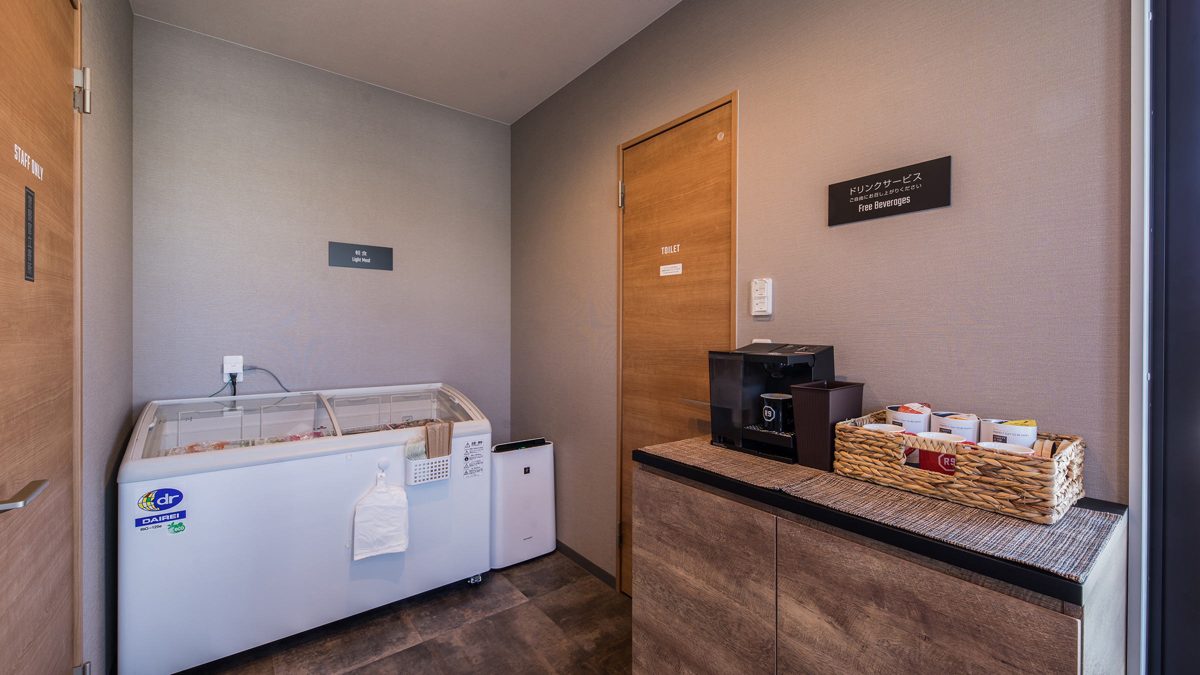 無料軽食＆ホットドリンクコーナーをフロント棟にてご用意しております。軽食は客室の電子レンジで温めてお召し上がりいただくスタイルです。※仕入れの状況等により軽食メニューが異なる場合がございます。※写真はイメージです。