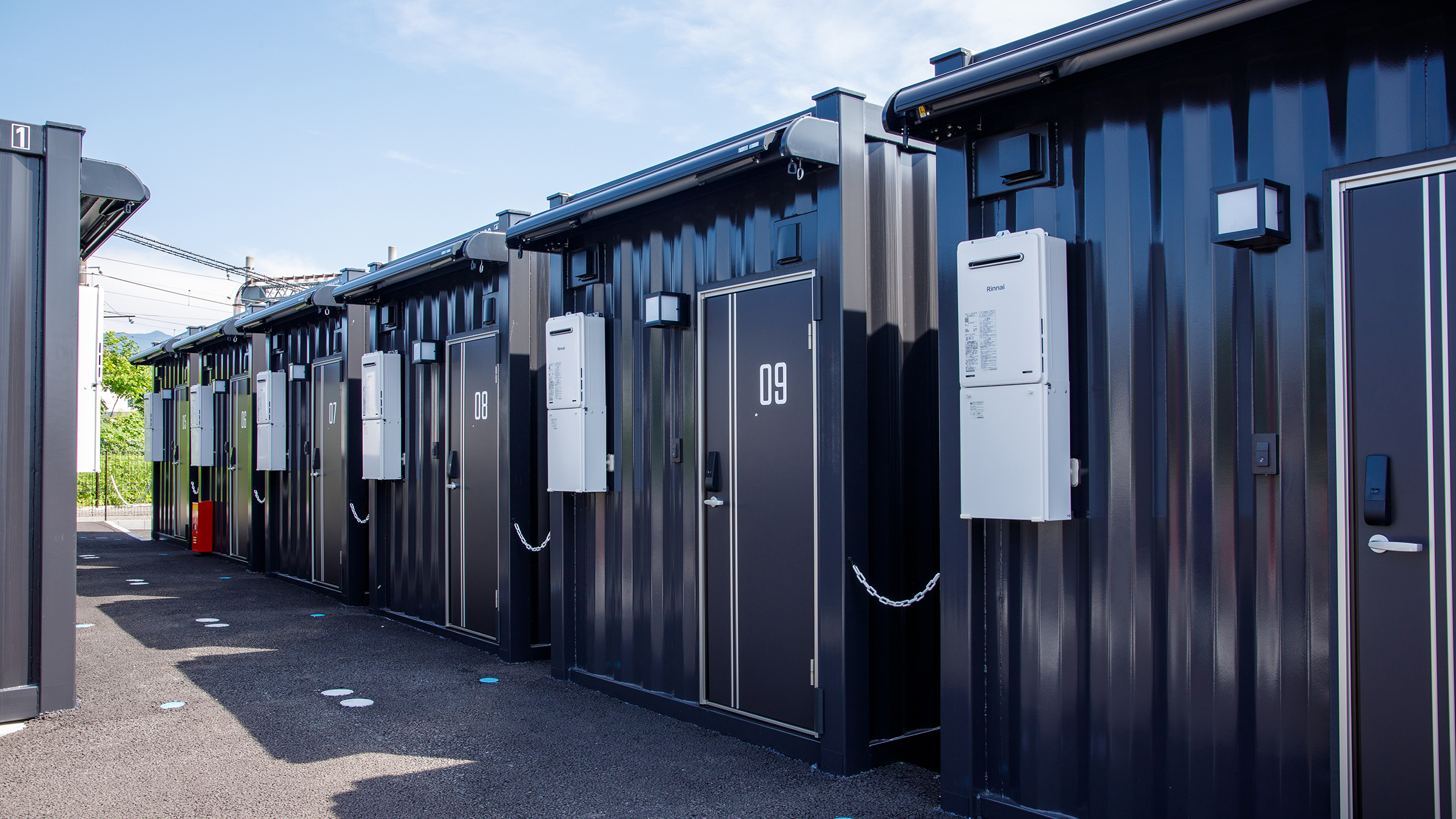 夜でも明るく安心！防犯カメラを複数設置しセキュリティ対策もバッチリ！日差しや雨を遮るオーニングを完備。