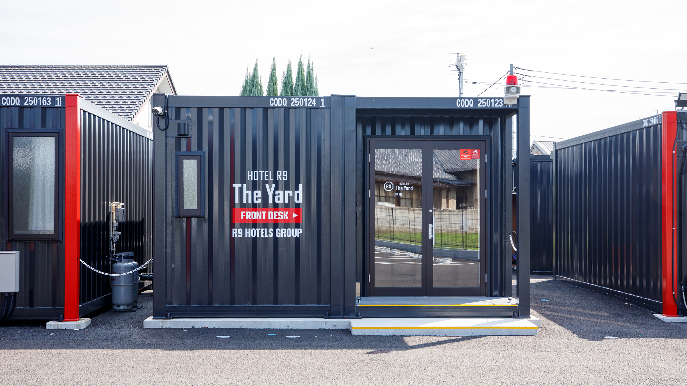 受付、ホットドリンク＆軽食（冷食食品）受け取りコーナー、アメニティーコーナーを完備。まずはこちらにお立ち寄りください！