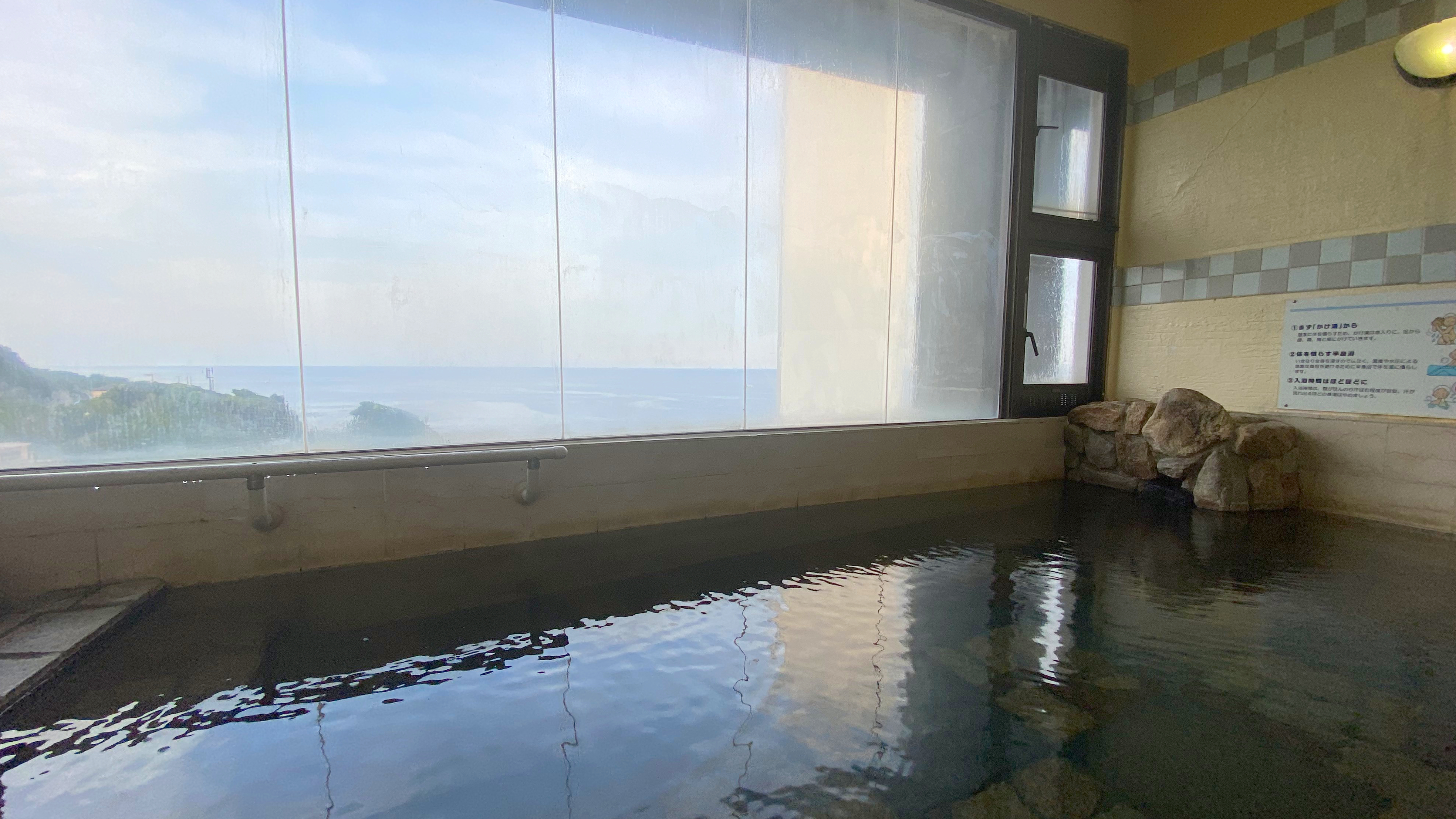 展望大浴場：海を見ながらの朝風呂は気持ちが良いですよ。