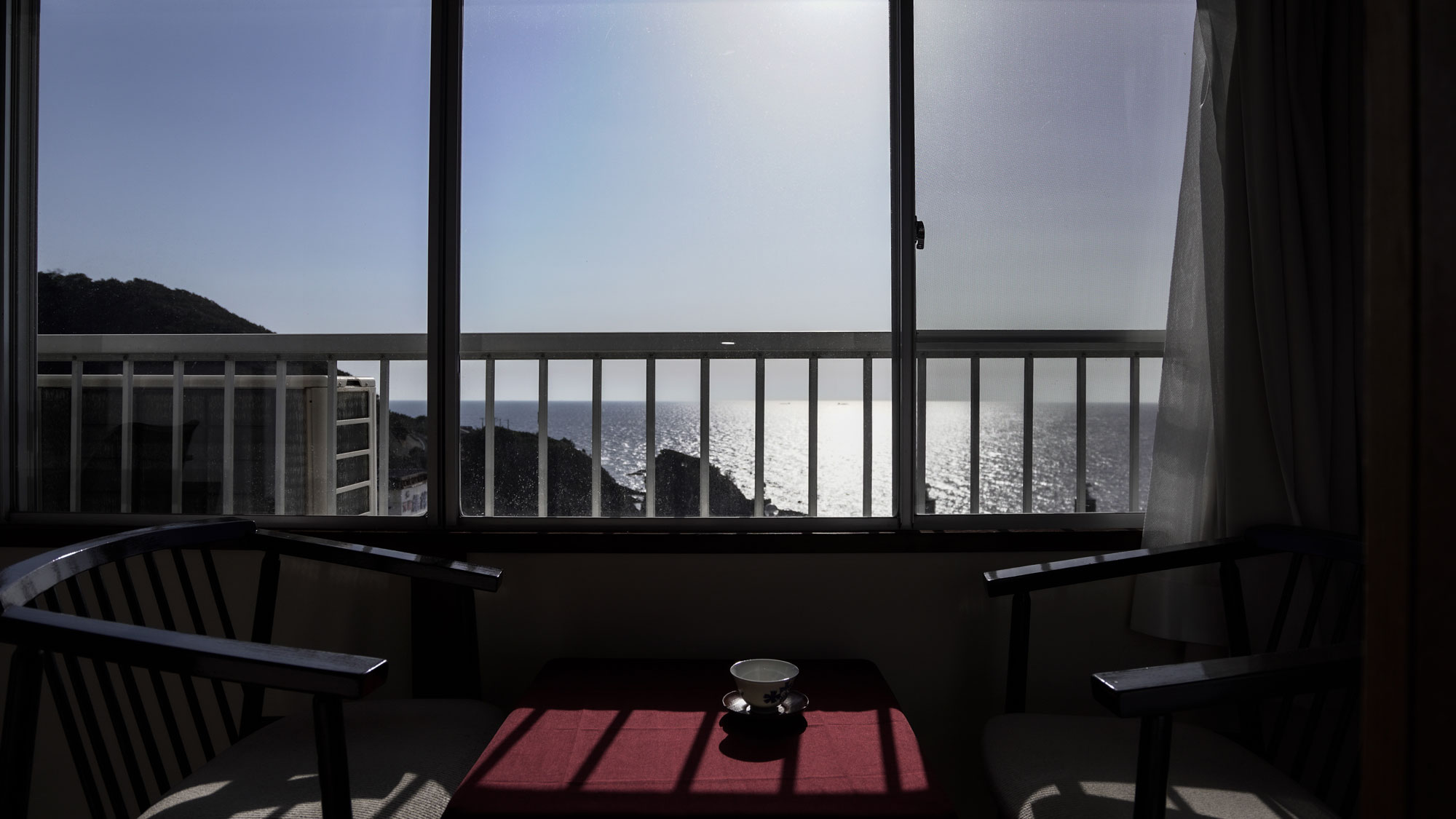 リニューアルした湯治館の5階のお部屋からは海が一望。天気が良いと夕日もご覧いただけます。