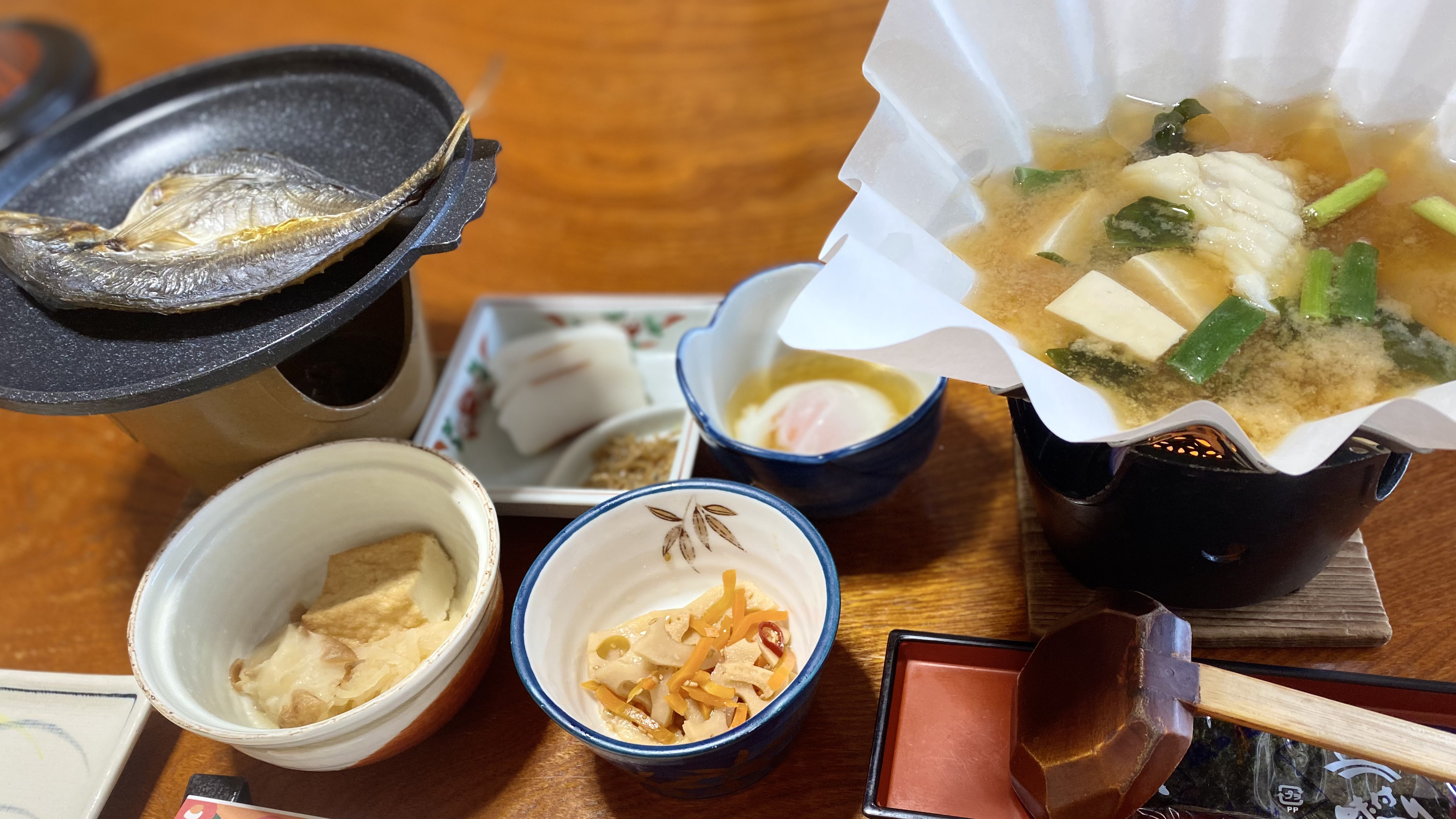 温泉と魚のアラで炊く「健康みそ汁」を飲んで、ほっこり和朝食