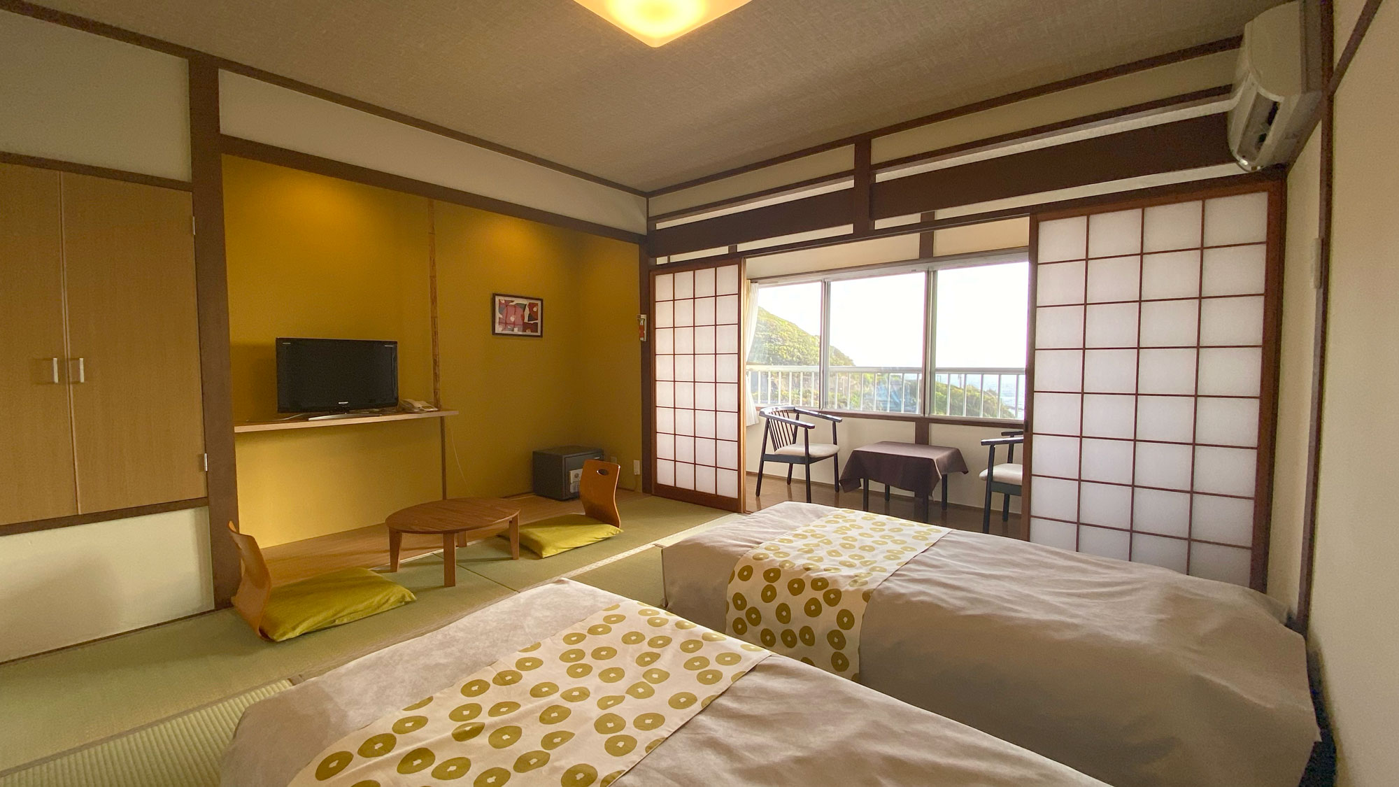ー 和（なごみ）の間 ーテーマは「リラックス」心が和む黄色や茶色を基調とした温かみのある客室