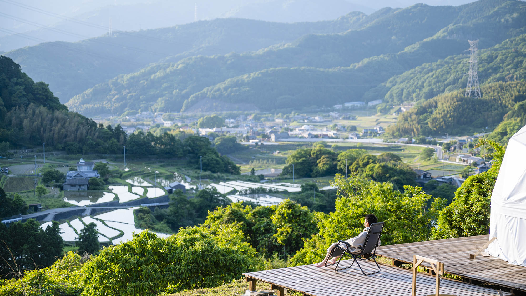・【ウッドデッキ】連なる山々は季節ごとに景色が変わり、何度も訪れたくなります