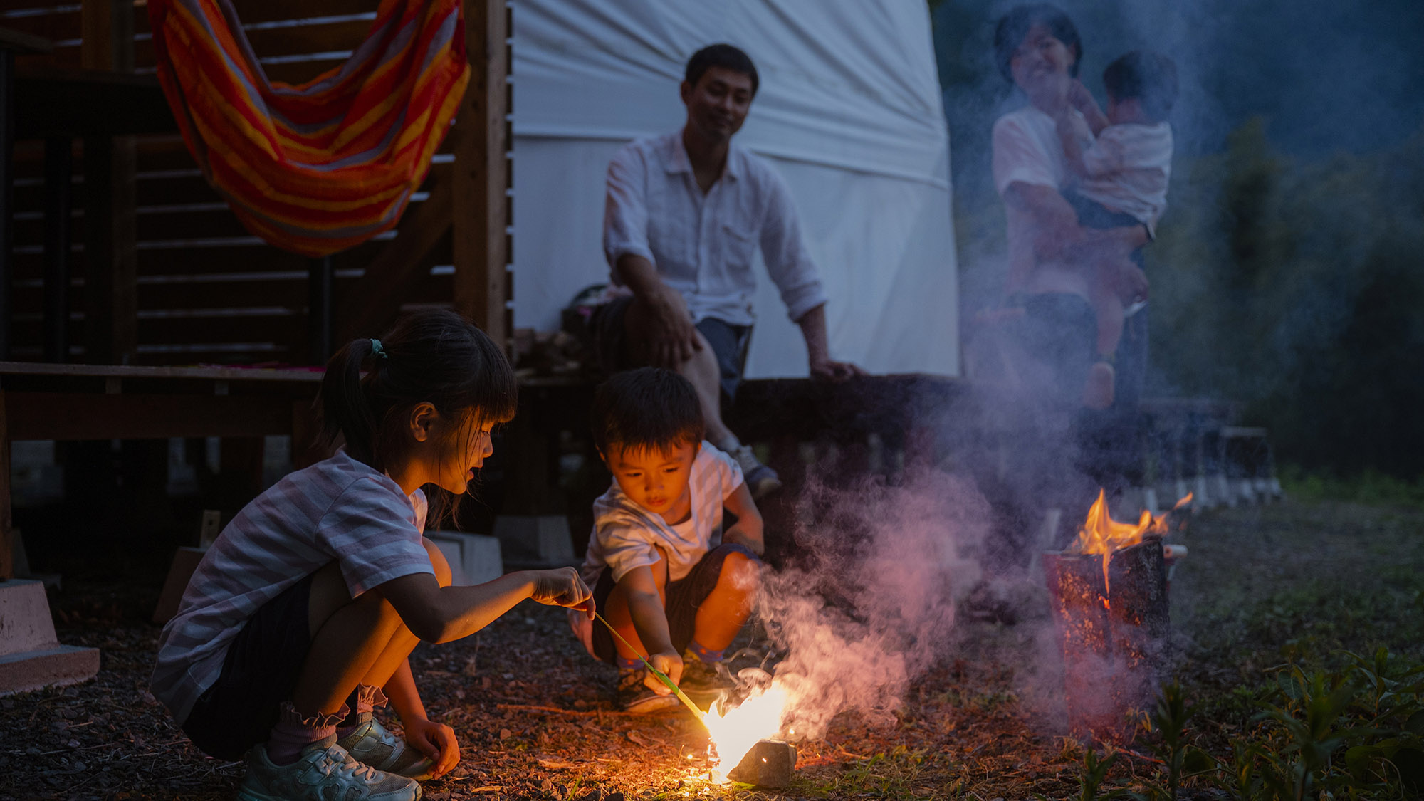 ・【夜の風景】手持ち花火にお子様も夢中！夏休みの思い出作りにもぴったり