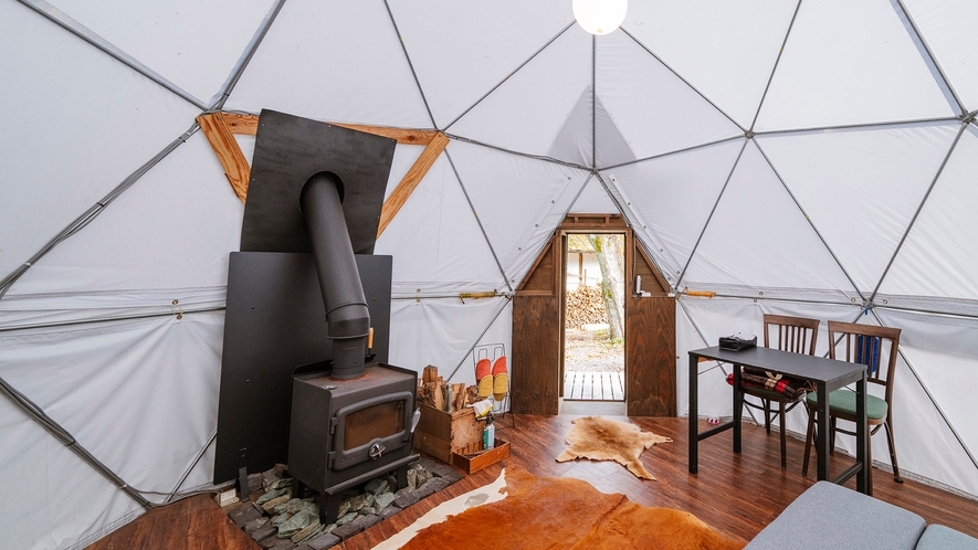 ・【ドームテント】2つのドームは中で繋がっています。最大4名まで利用可(エアコンなし)