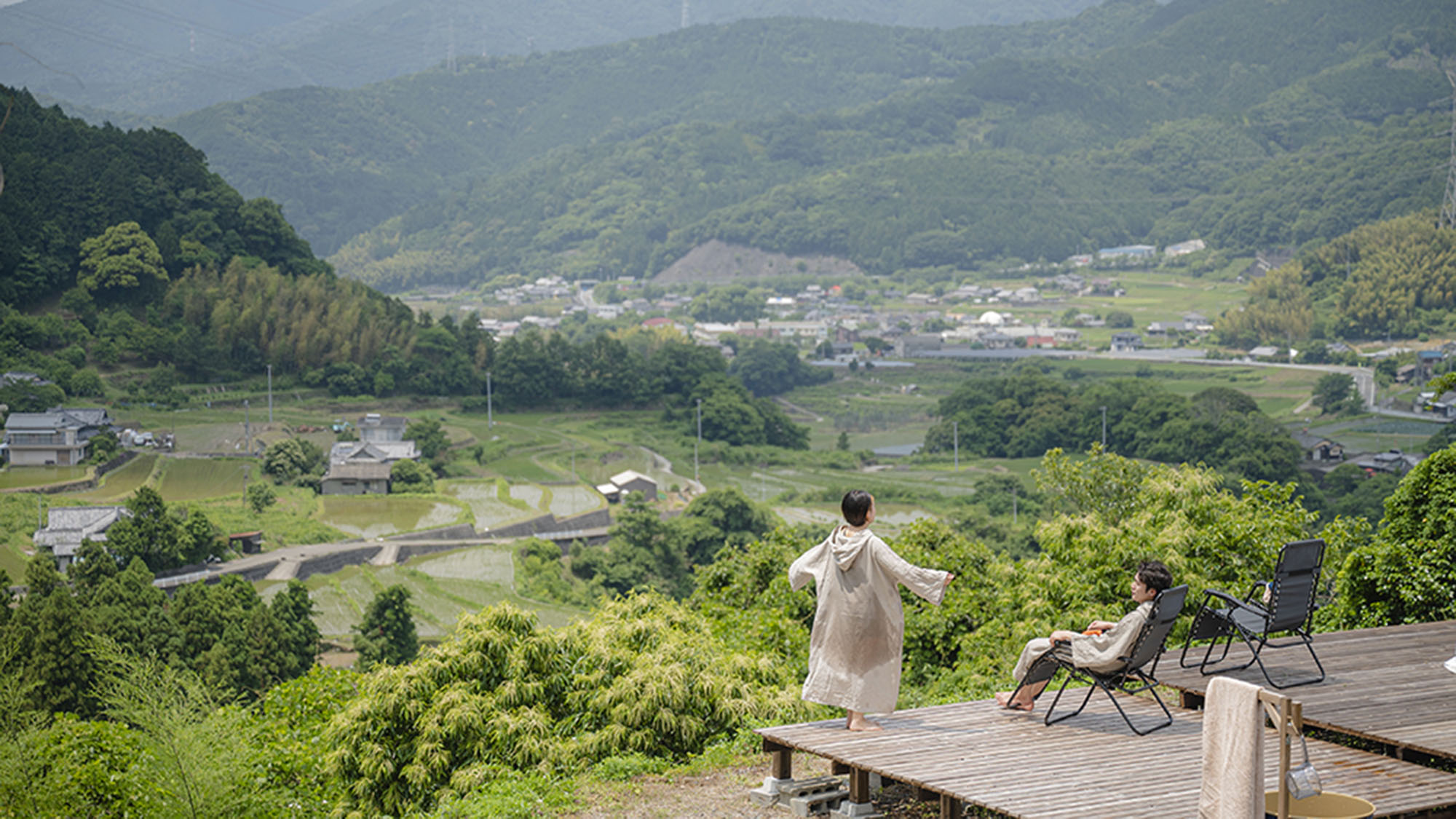 ・【ウッドデッキ】貸切で景色も独り占め。緑に囲まれたウッドデッキでリラックス