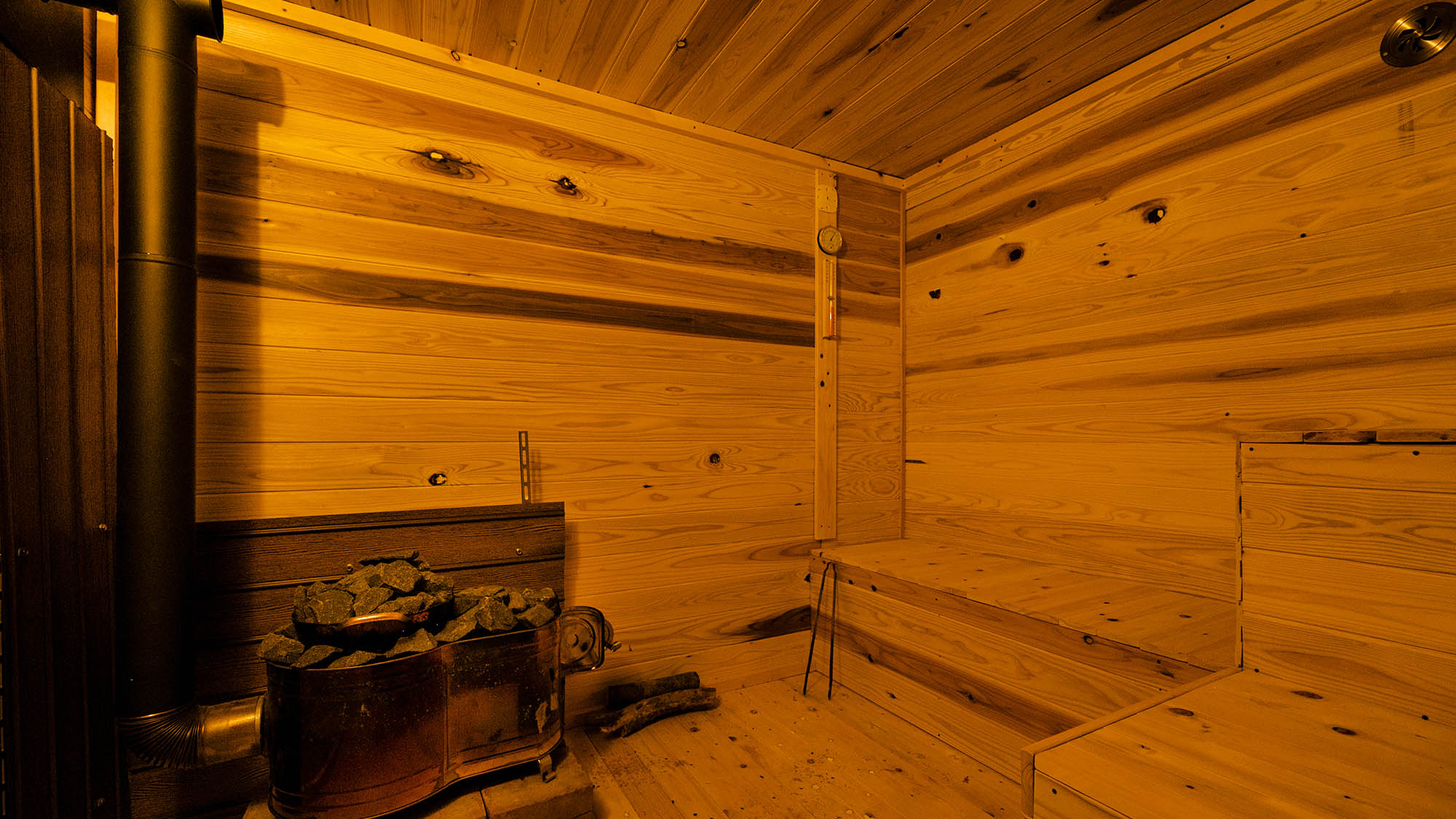 ・【サウナ】薪を焚く本格サウナを設置。デッキにはドラム缶の水風呂もあります