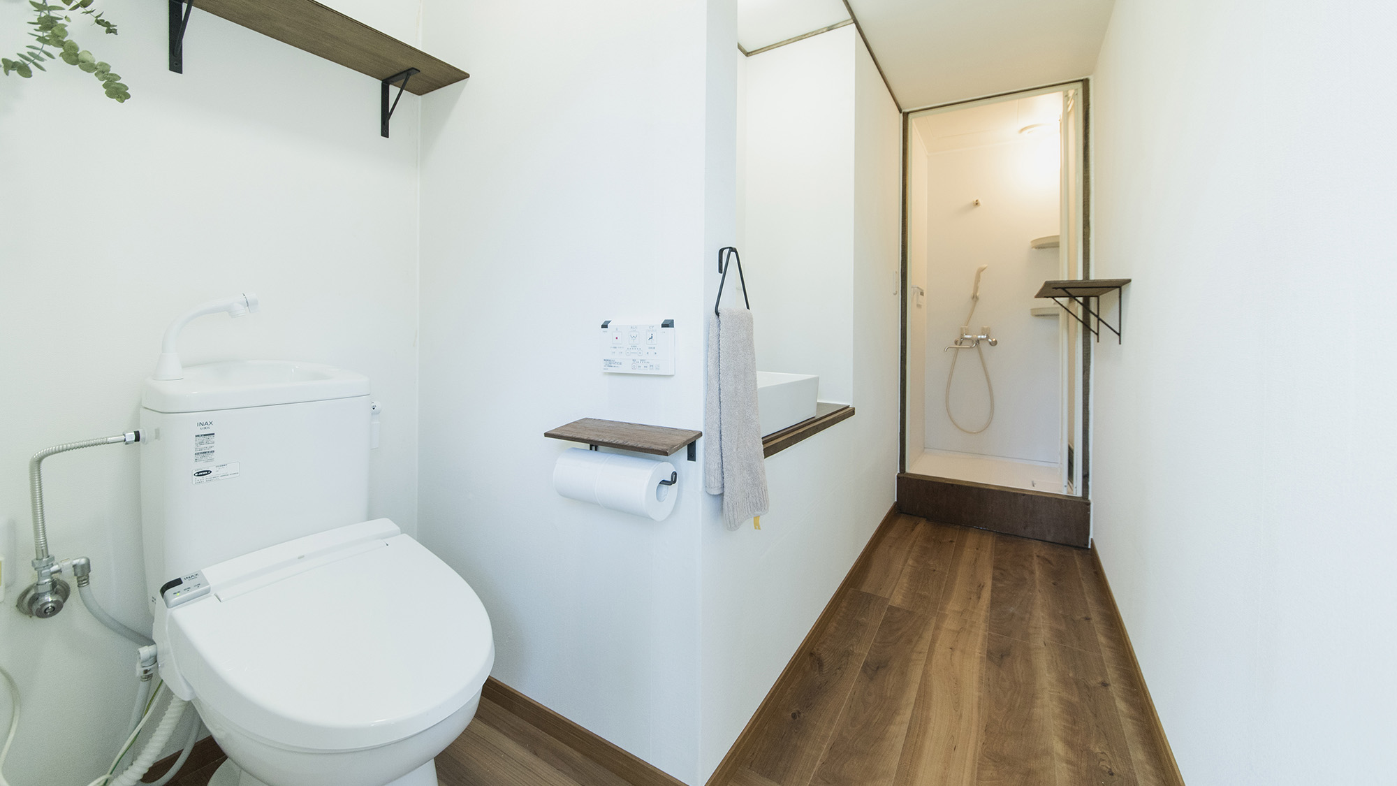 ・【シャワールーム】母屋にあるシャワールーム。洗浄機能付トイレも設置しています