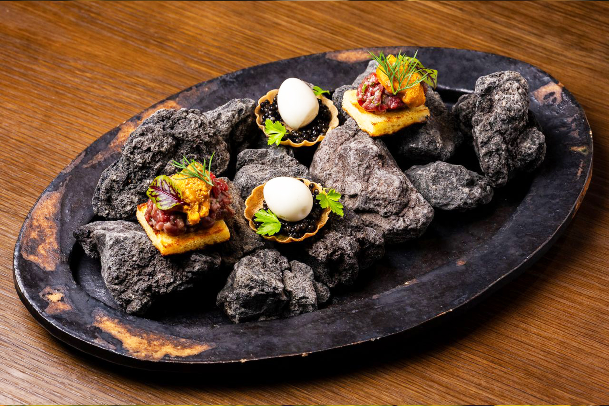 一口の驚きから、今宵がはじまる。季節の素材を重ねた小さなアミューズが、特別な食卓へと誘います。