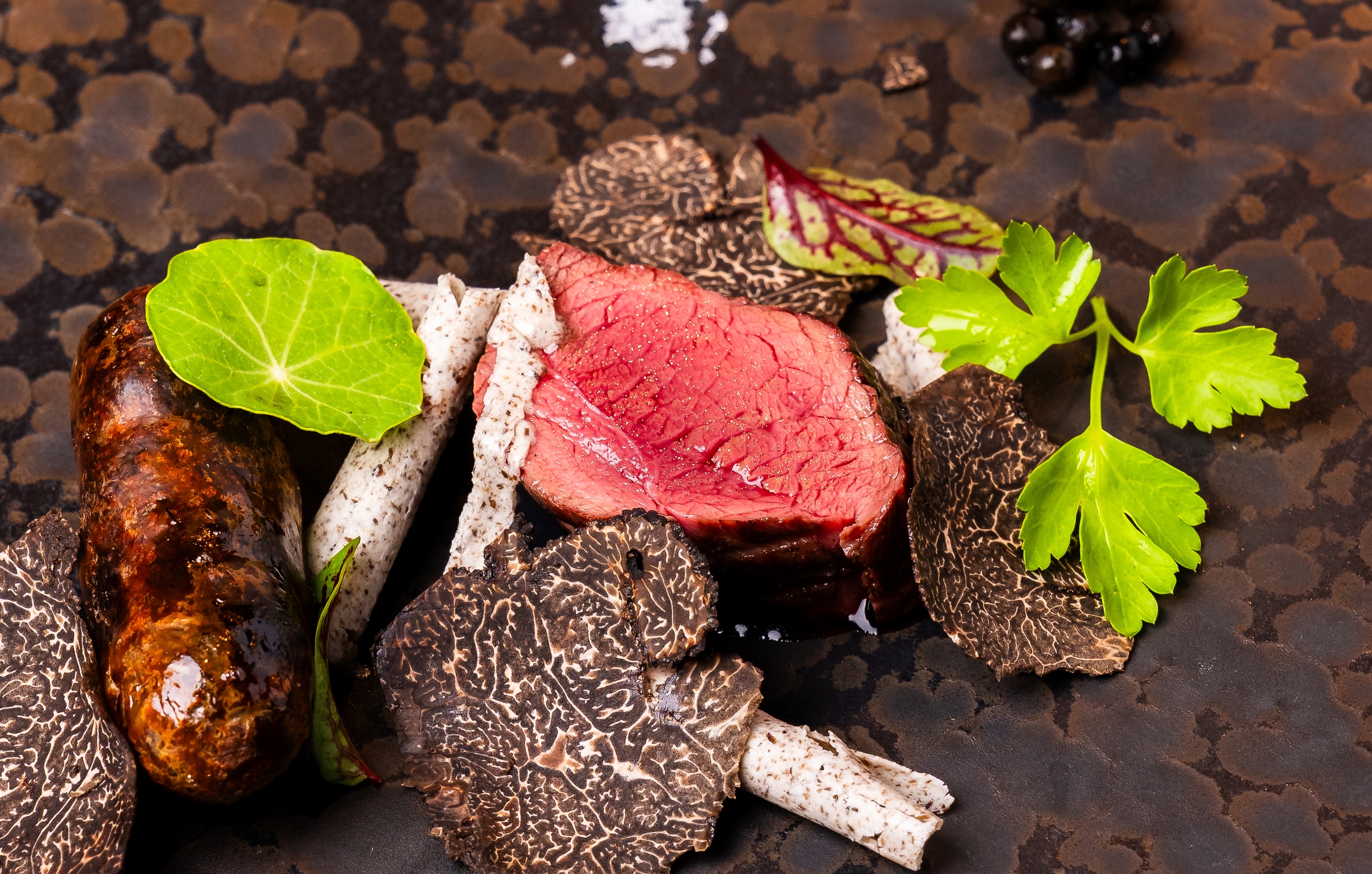 淡路島の大地で育った淡路牛。薪火の炎でじっくり焼き上げた一皿は、この島でしか出会えない特別なご馳走に