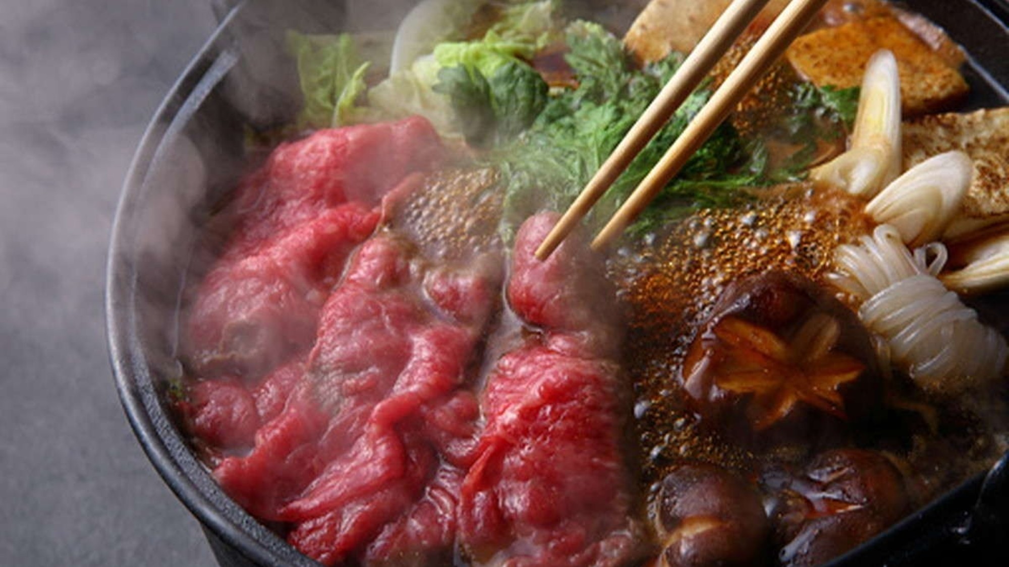 各席に鍋をご用意。すき焼きやプルコギなど、出来立てをその場で楽しめます。