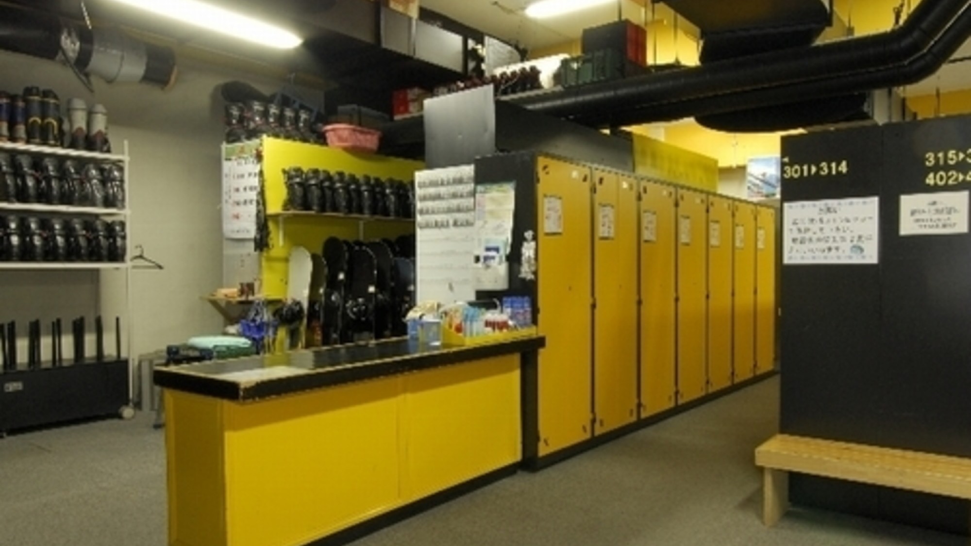 滞在中の利便性を高めるため、全室分の専用スキーロッカーを設置しております。