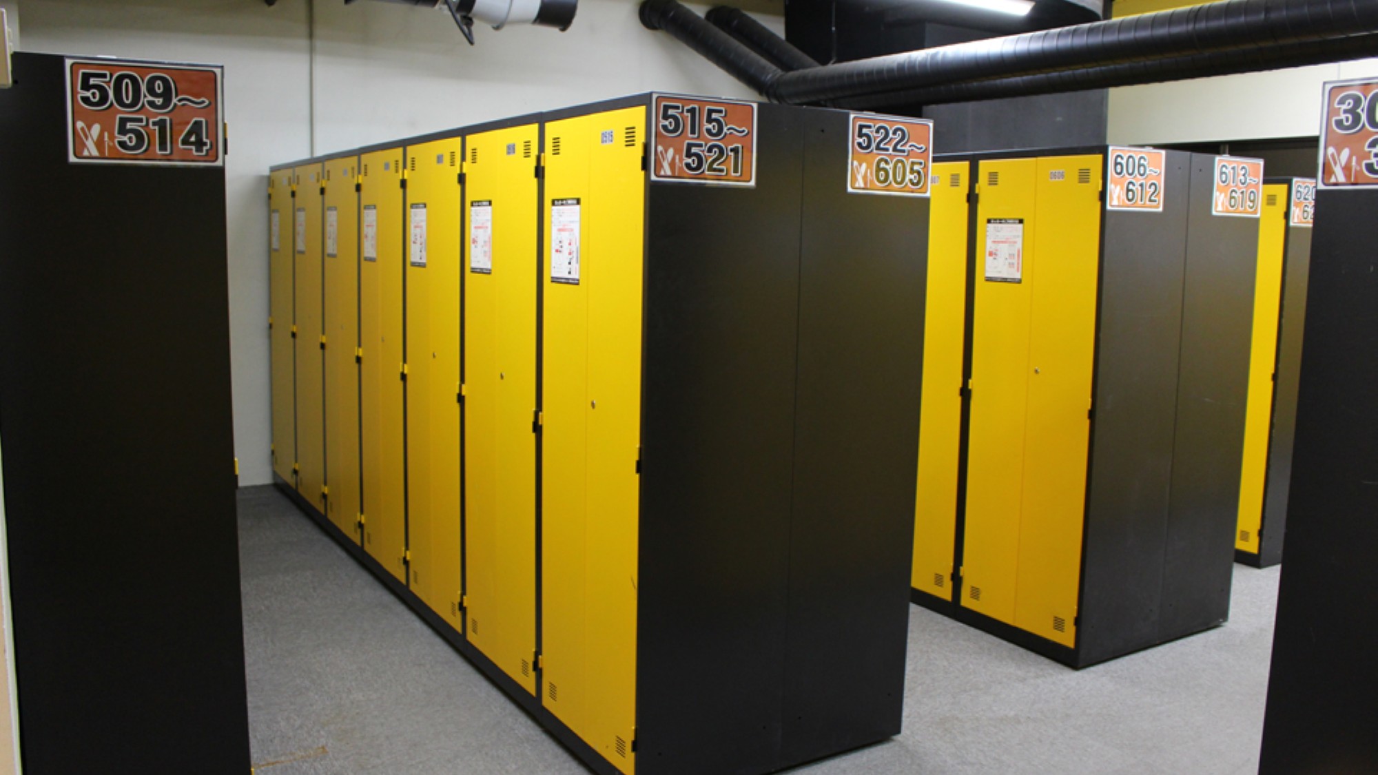 滞在中の利便性を高めるため、全室分の専用スキーロッカーを設置しております。