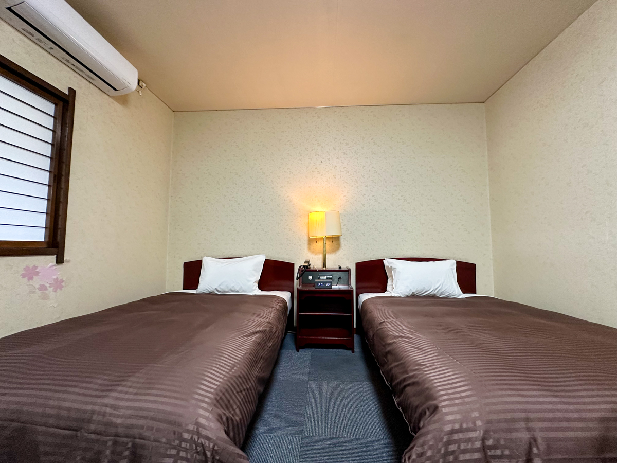 【洋室モダンツイン】24平米　トイレ＆バス付