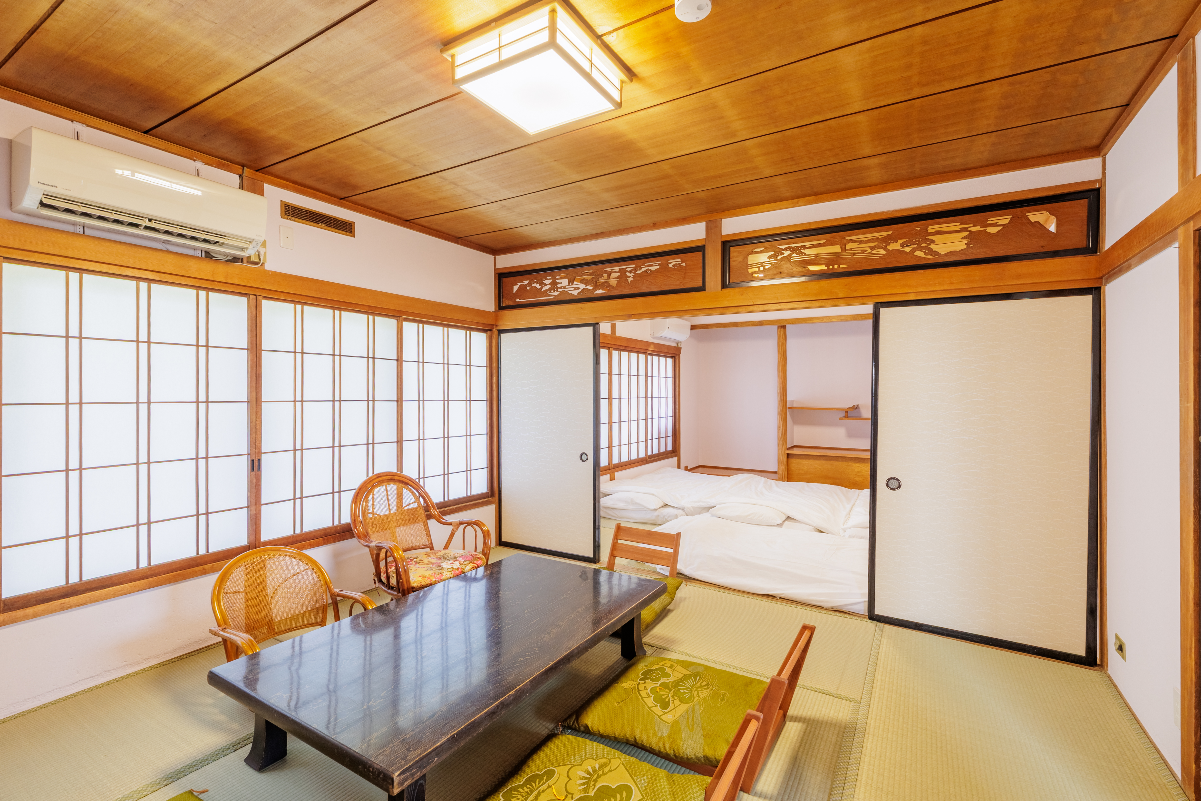 ２階の寝室スペースです。シングル布団&times;４人