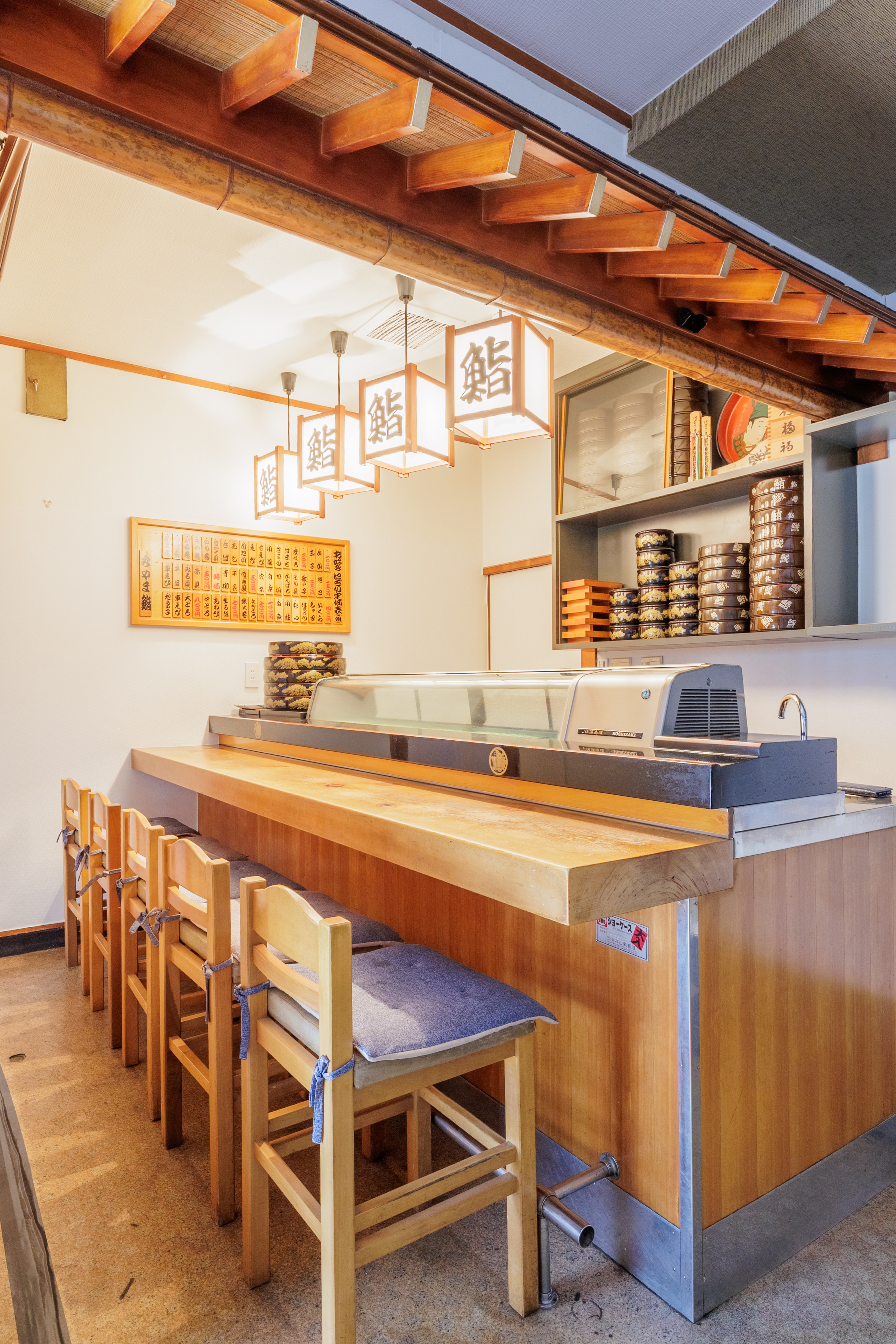 お鮨屋さんが実際に使用していたものをそのまま残しておりますので、特別な雰囲気を味わうことができます。