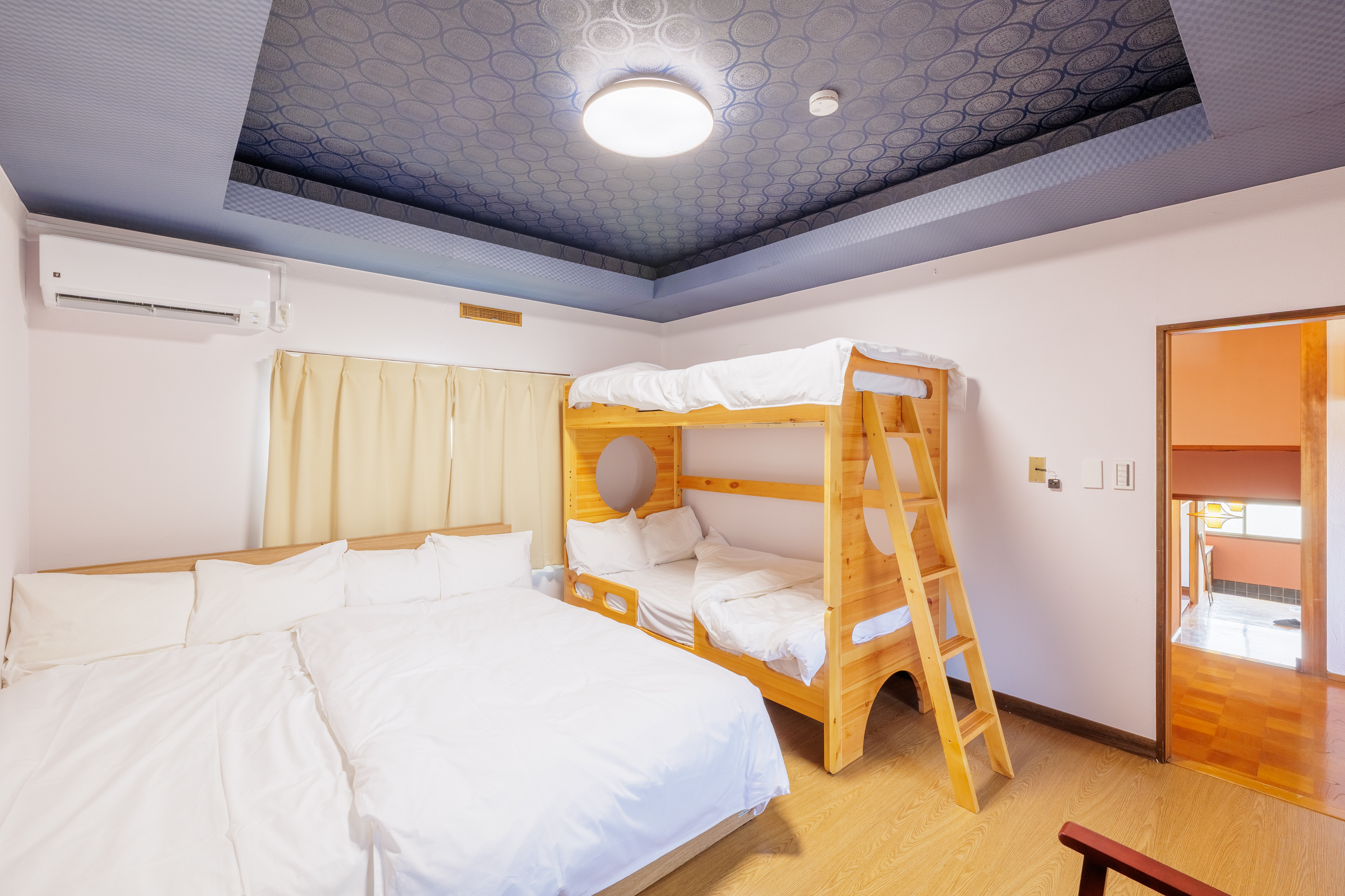 ２階の寝室スペースです。シングルベット２、二段ベット１（４人用）ソファも置いてあります。