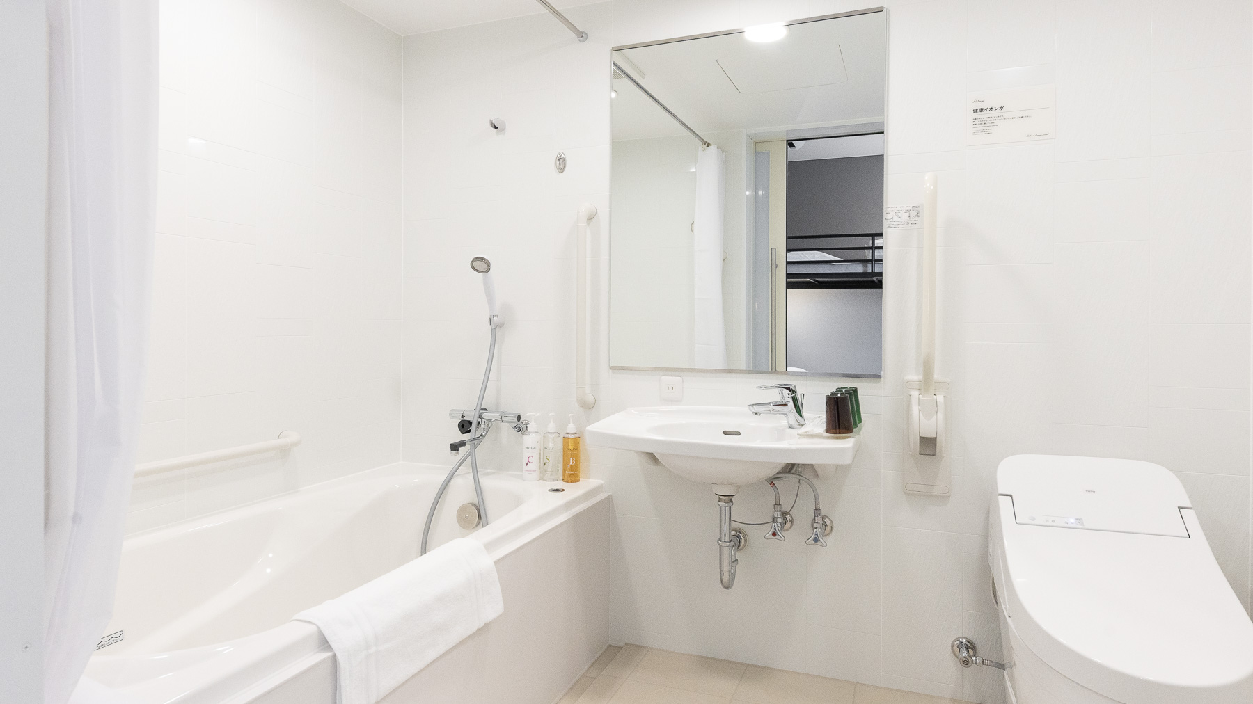 入口に段差もなく、広くお使いいただけるユニットバス