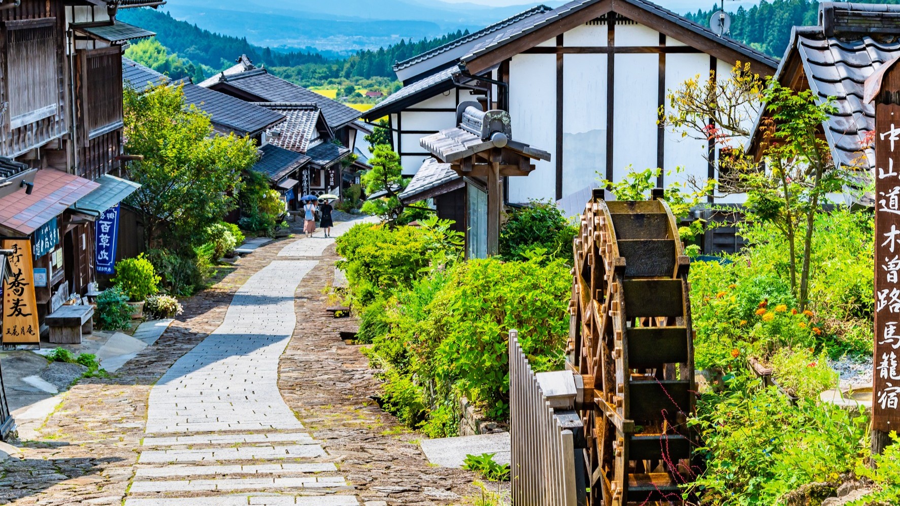 馬籠宿：石畳の坂道が続き、江戸時代の雰囲気を味わえる宿場町