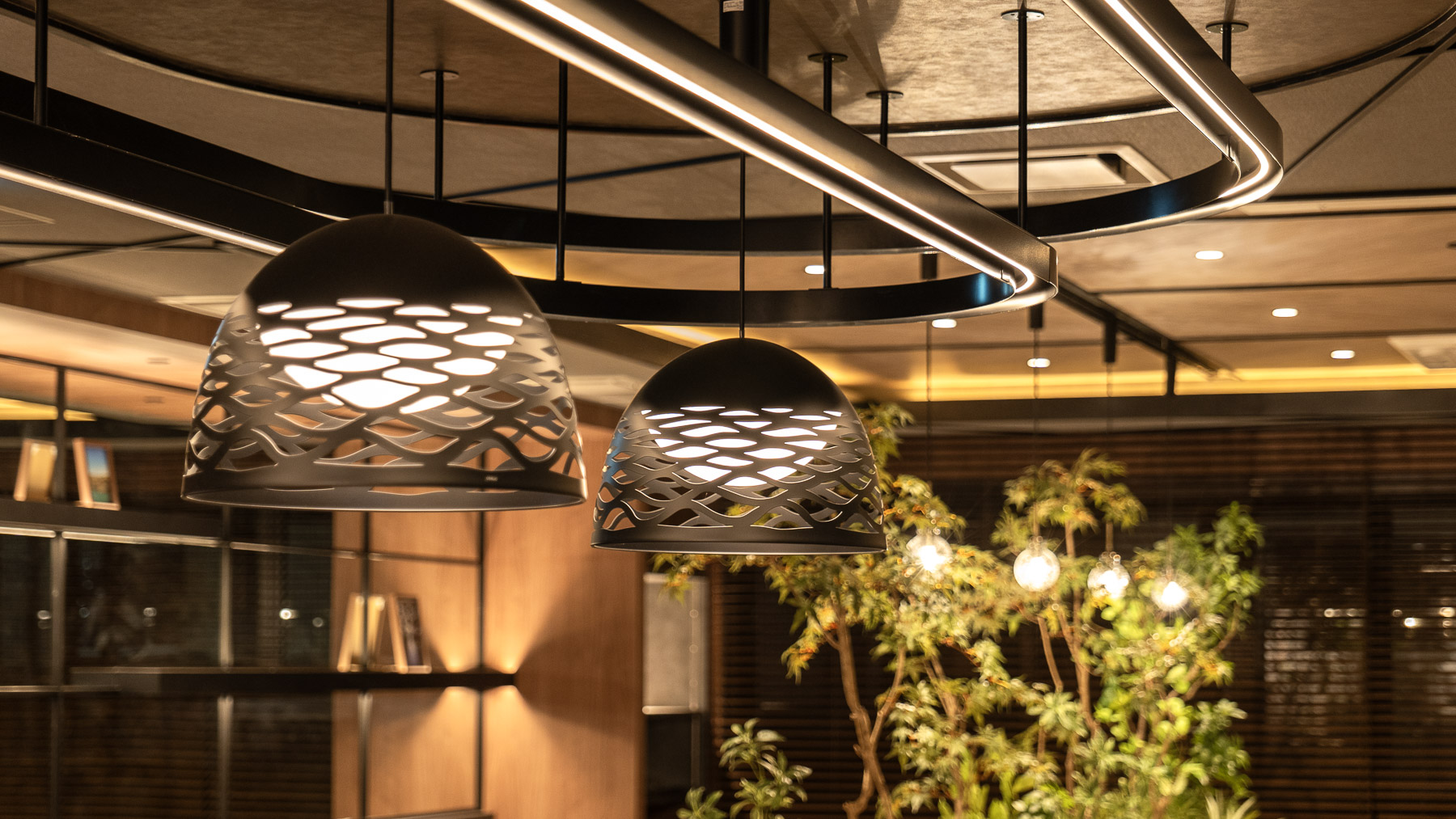 温かみのある照明がラウンジを照らします