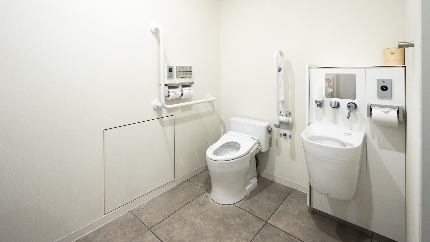 共用トイレはバリアフリー仕様です