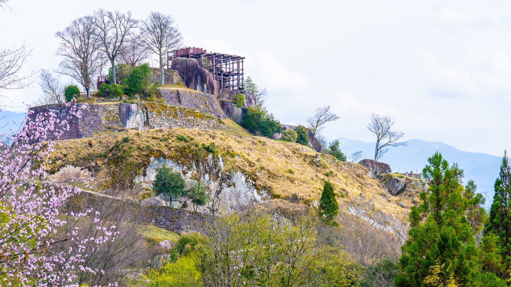 苗木城跡：：巨岩を活かした山城跡で、天守台からの眺めは絶景