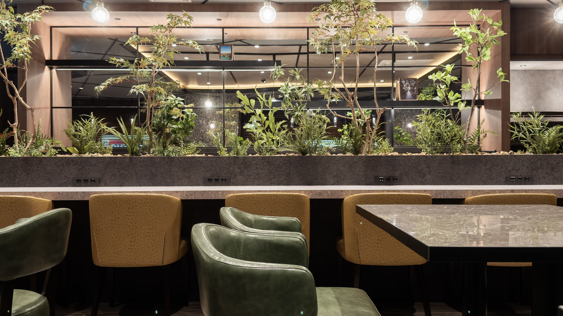 コンセントありでパソコン作業も捗ります