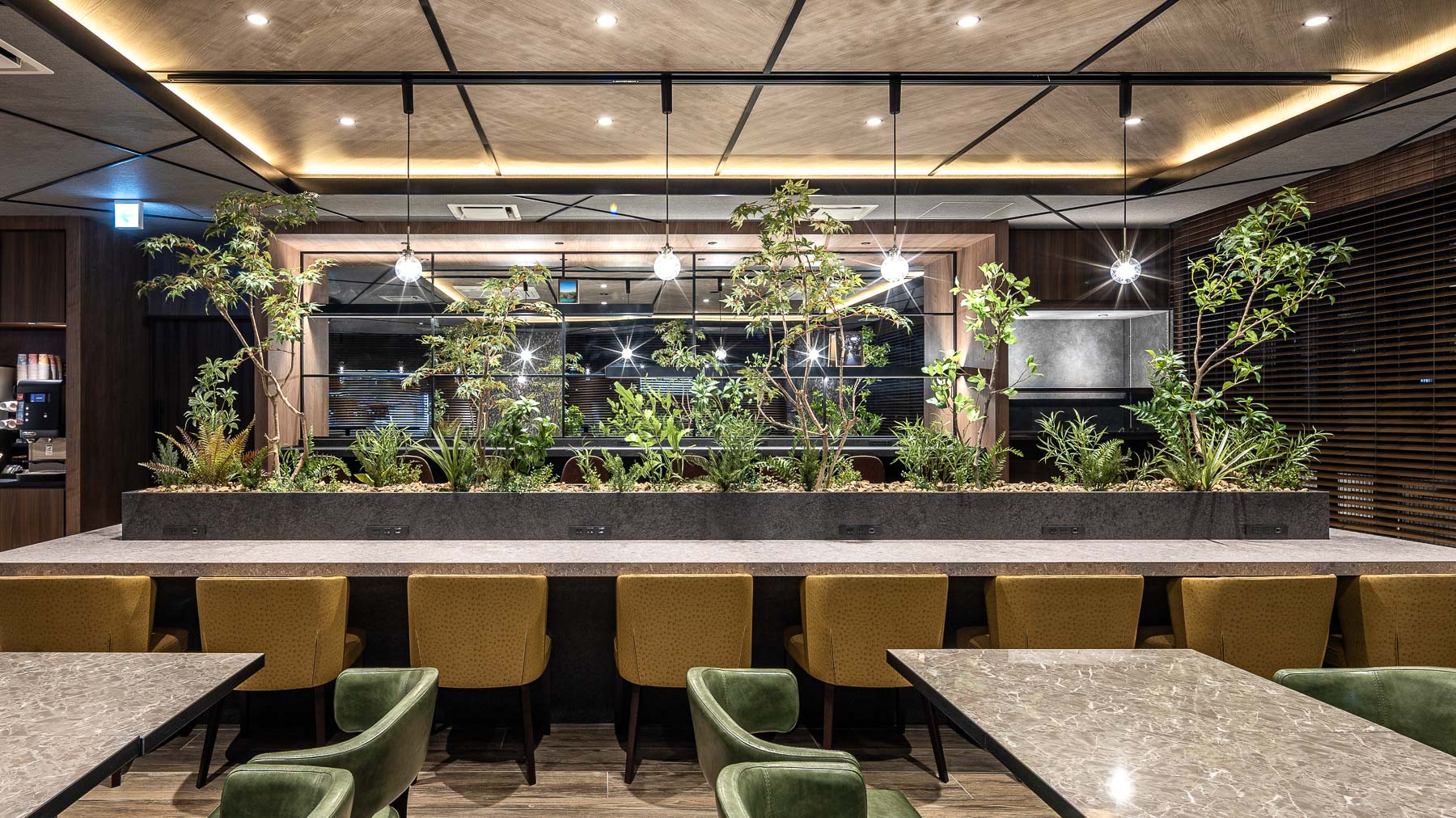 机と椅子もたくさんあり、ご歓談にご利用ください