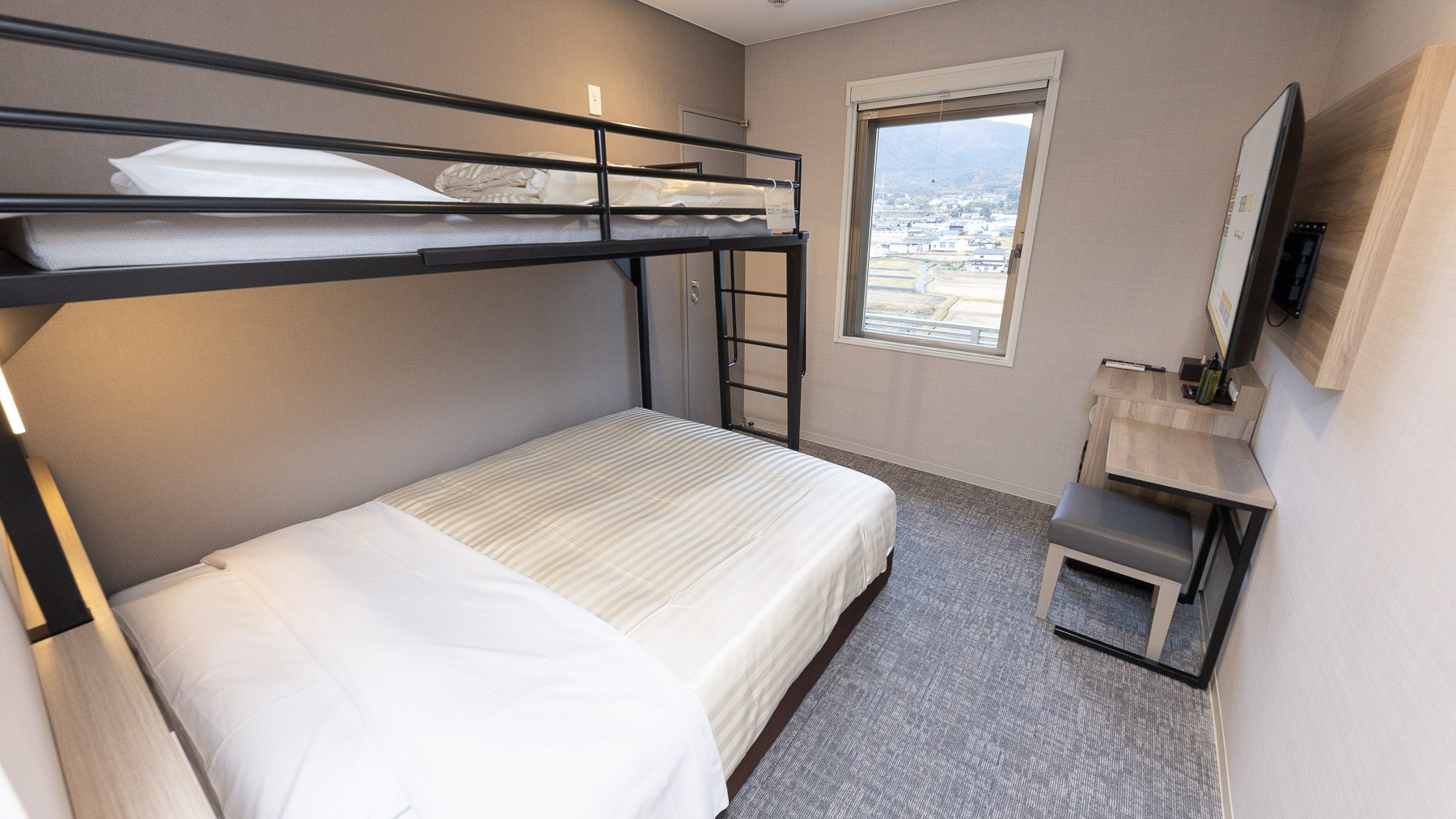 150㎝幅ワイドベッド＋90㎝幅ロフトベッド