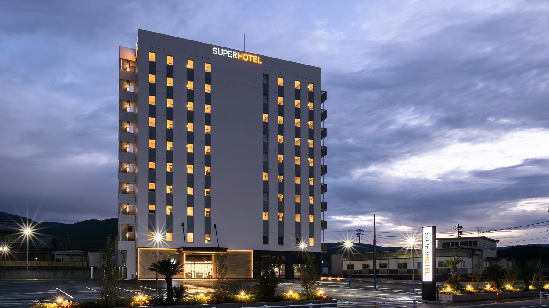 夜景に溶け込む、隠れ家のような灯り 