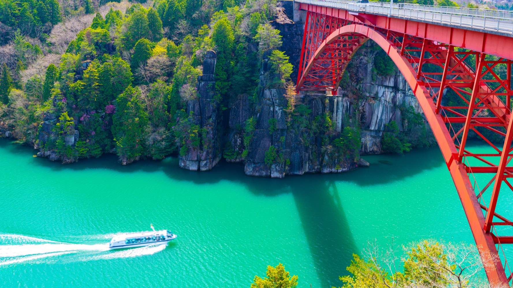 恵那峡遊覧船：奇岩が連なる渓谷を船で巡る、絶景体験