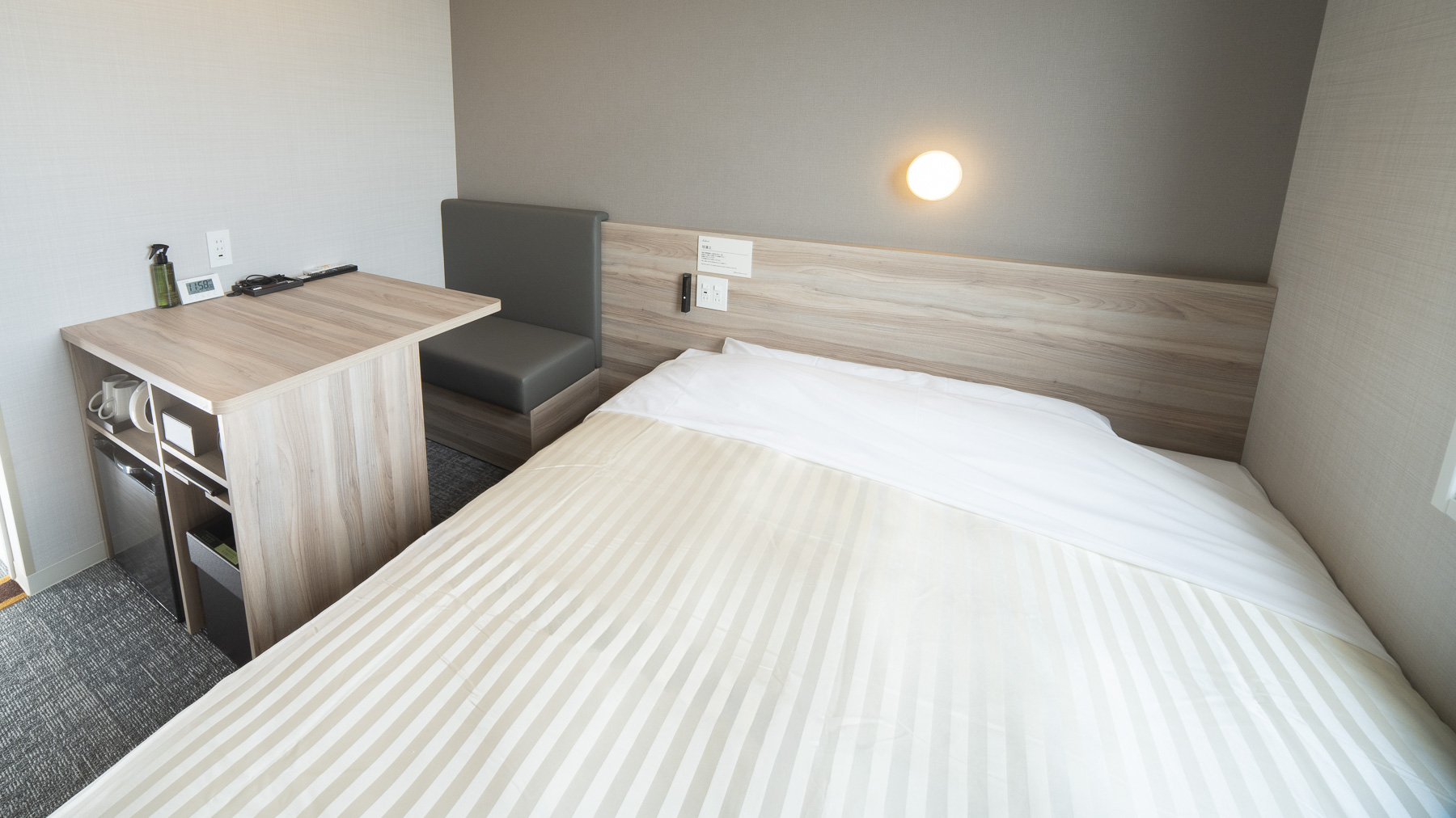 ワイドデスク完備,ベッドサイズ150cm幅