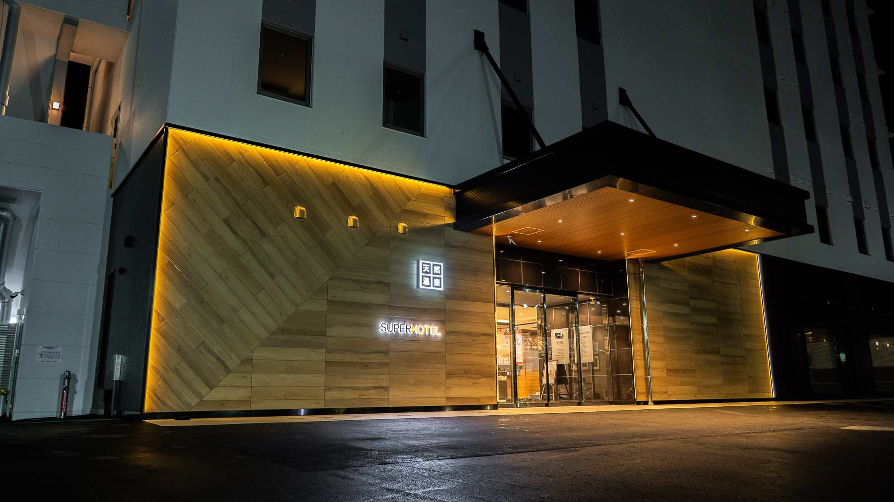 エントランスの灯りが中津川の街を照らします 