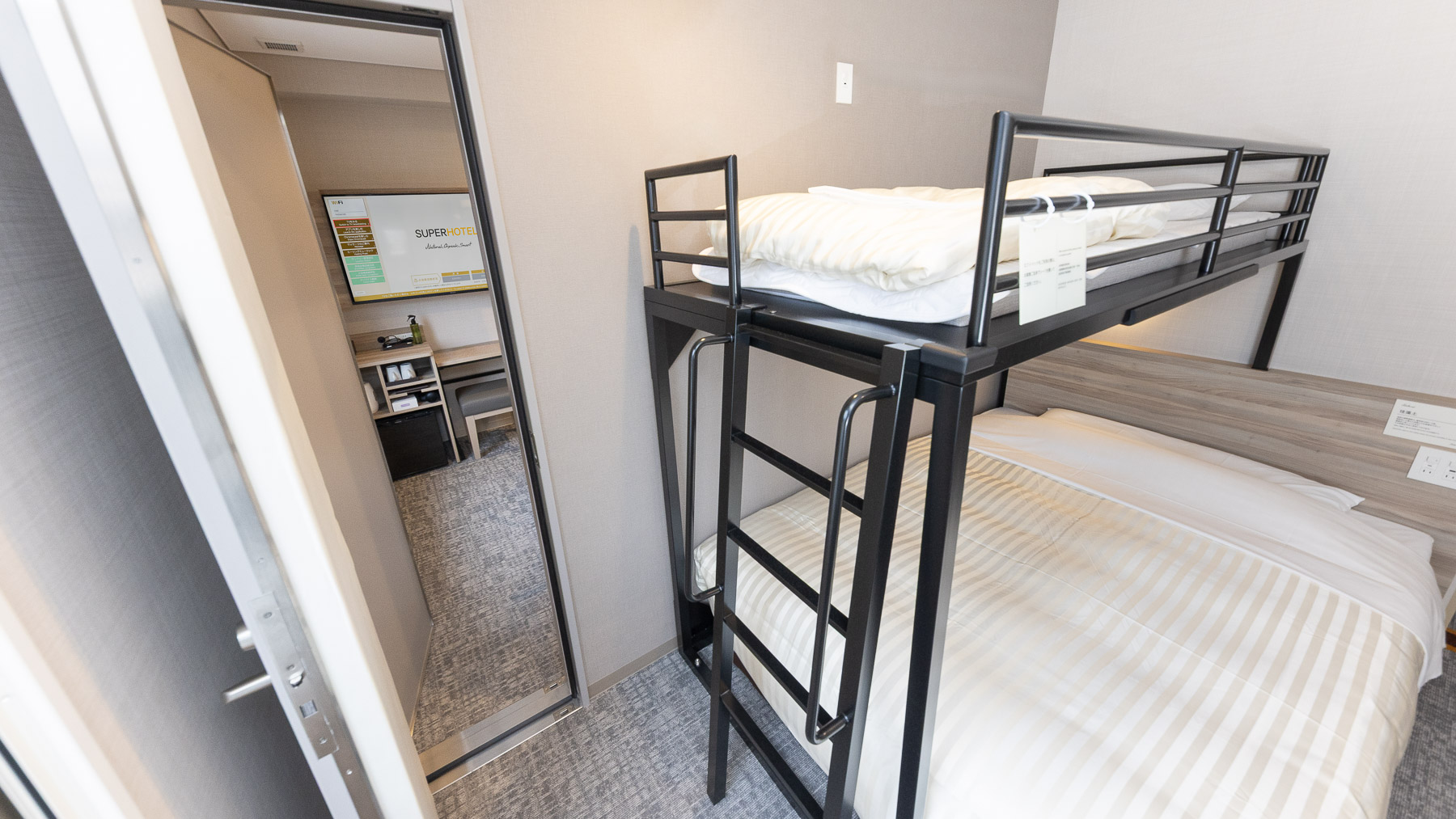 24平米,150㎝幅ワイドベッド＋90㎝幅ロフトベッド&times;２台