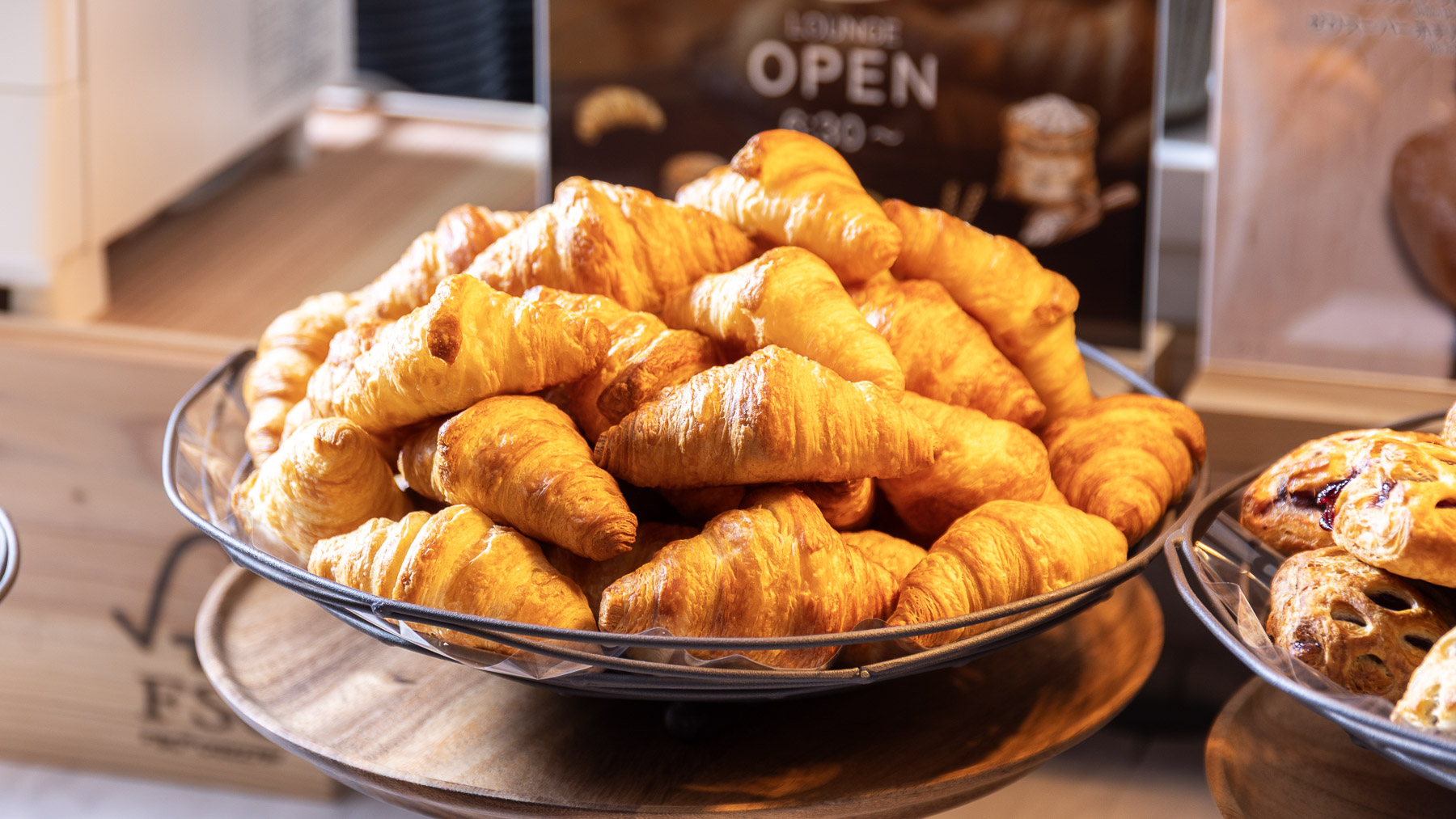 焼きたてのクロワッサンをどうぞ