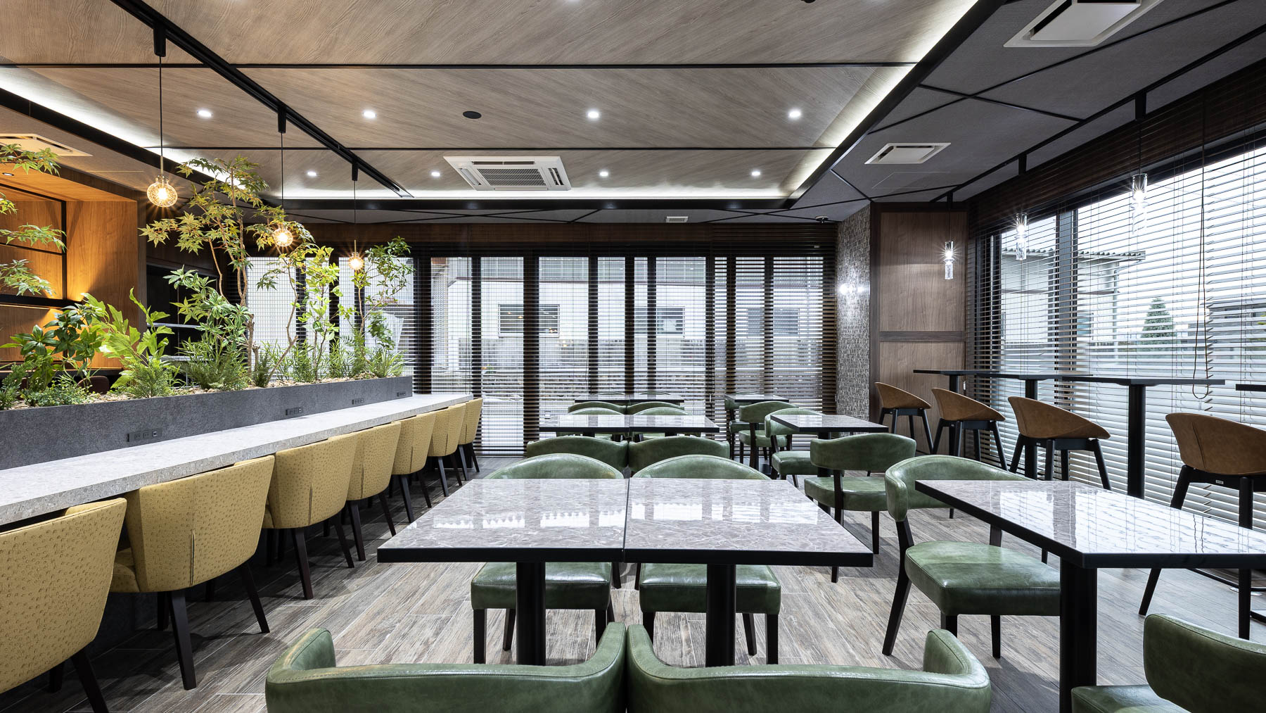 朝の陽ざしに包まれた空間で美味しい食事を