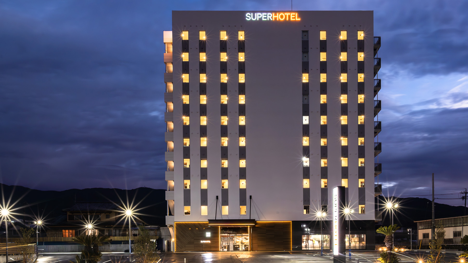 "静かな夜に佇む、優しい光のランドマーク"