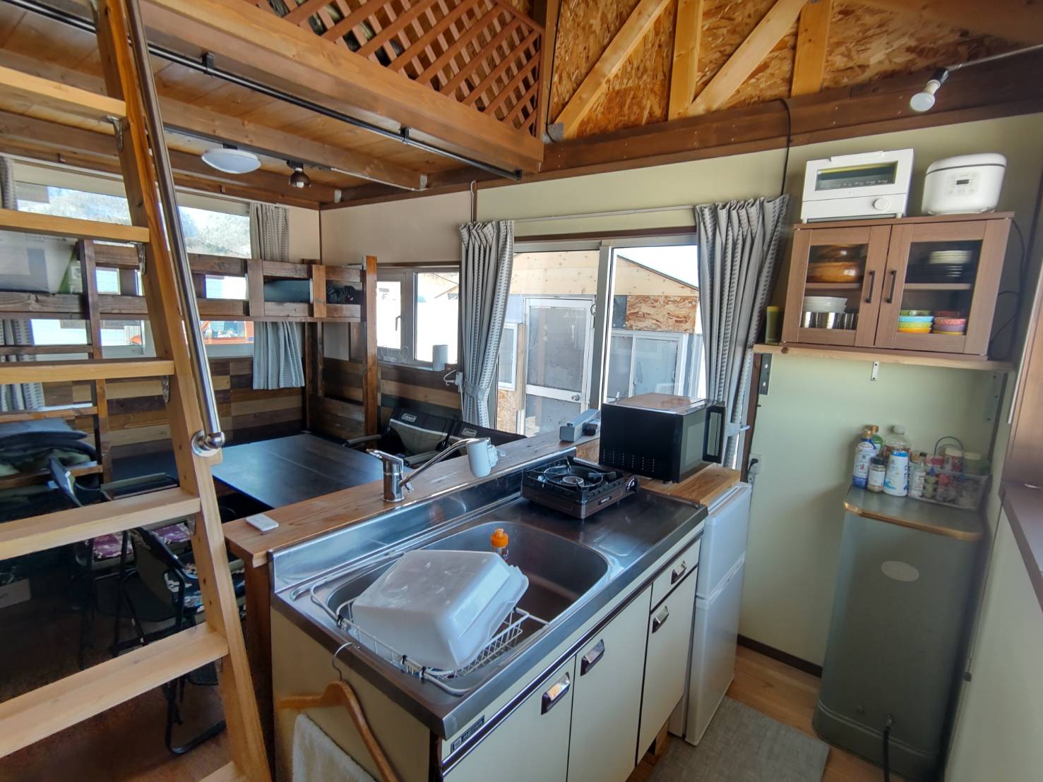 簡単な調理が可能なミニキッチン。例倉庫、電子レンジ。炊飯器、オーブントースター、調理器具、食器が準備されています