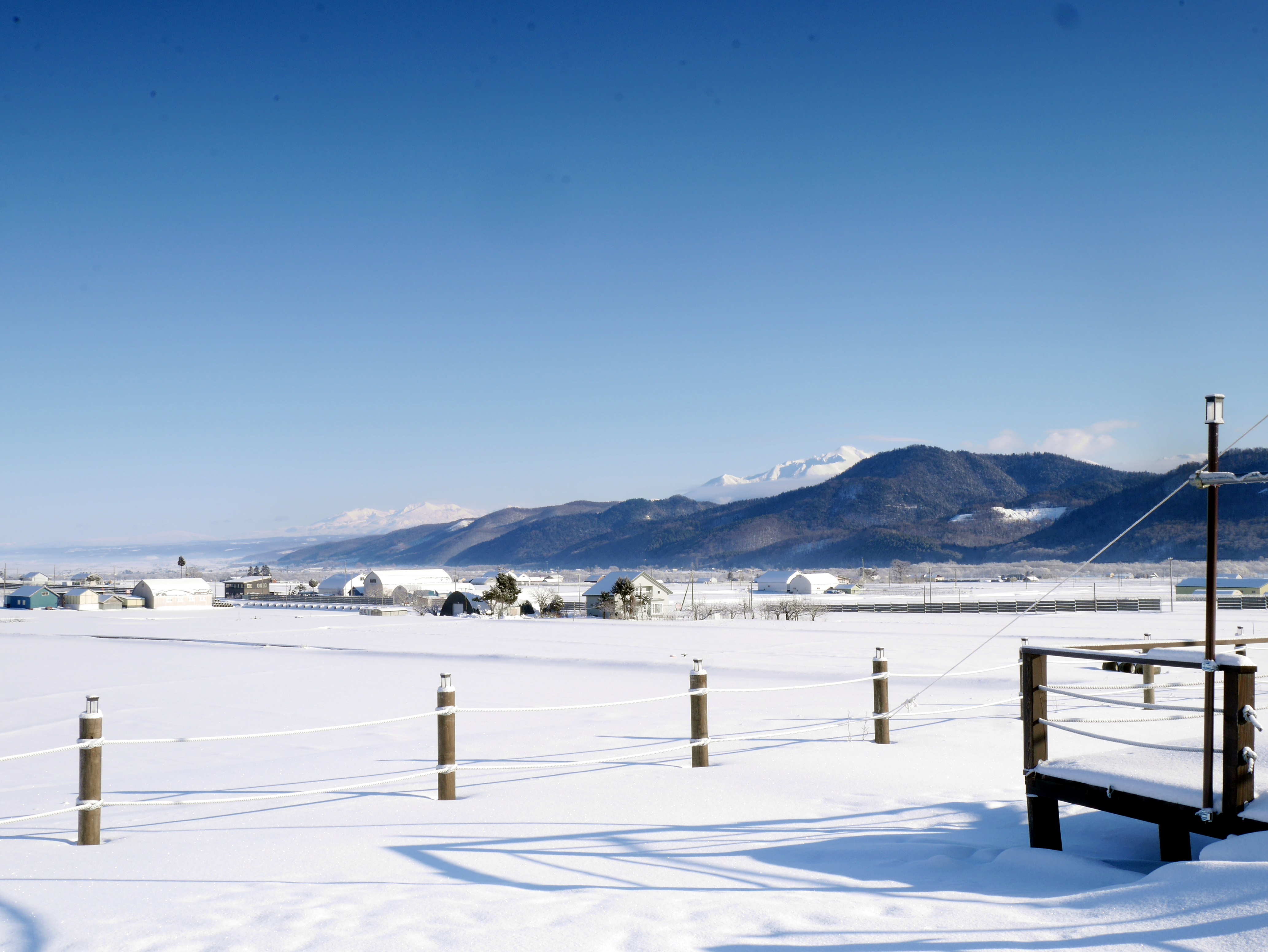 敷地から見る十勝岳、旭岳