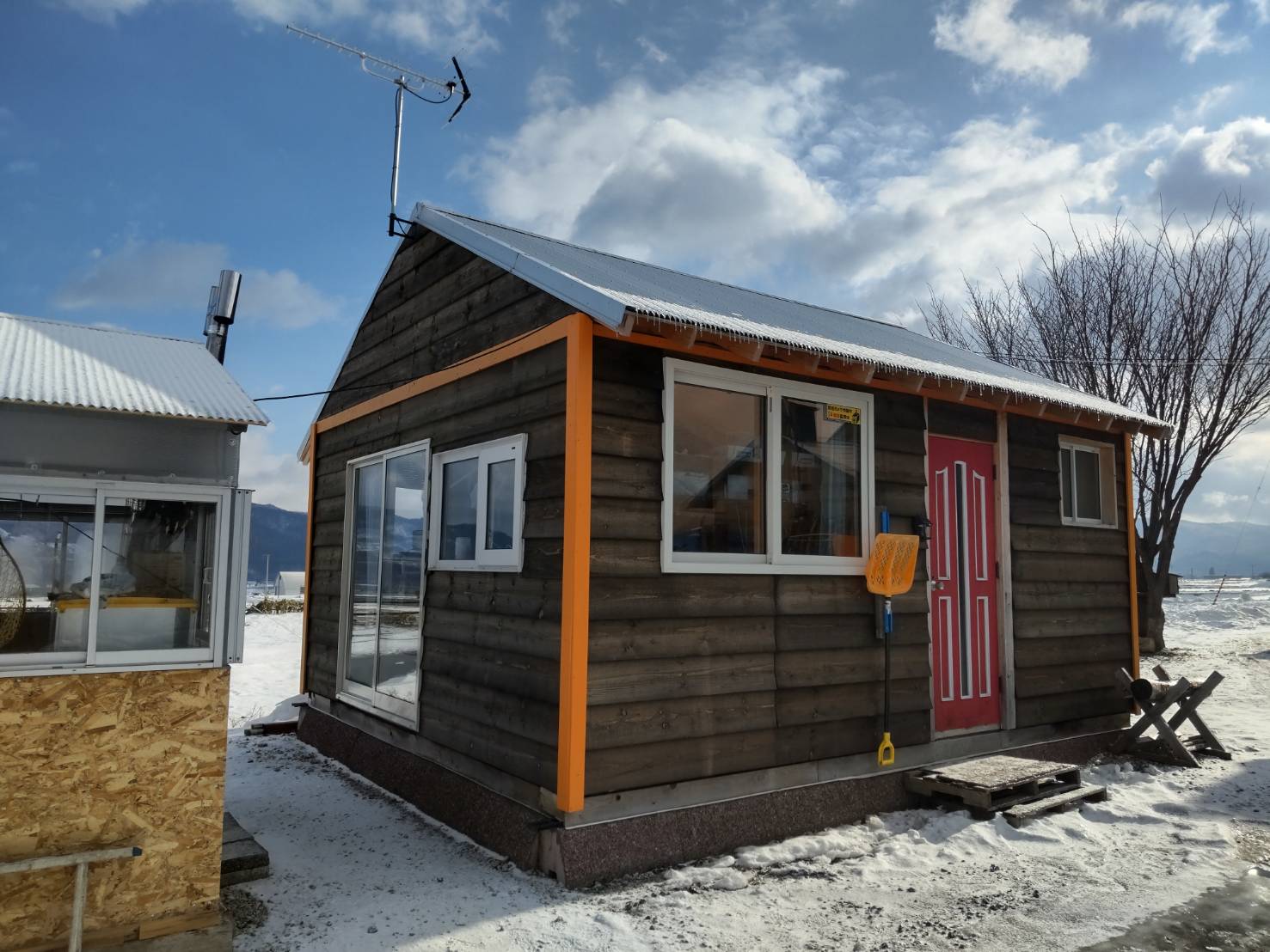 １日１組限定の１棟貸しコテージ。左の建物はＢＢＱハウス